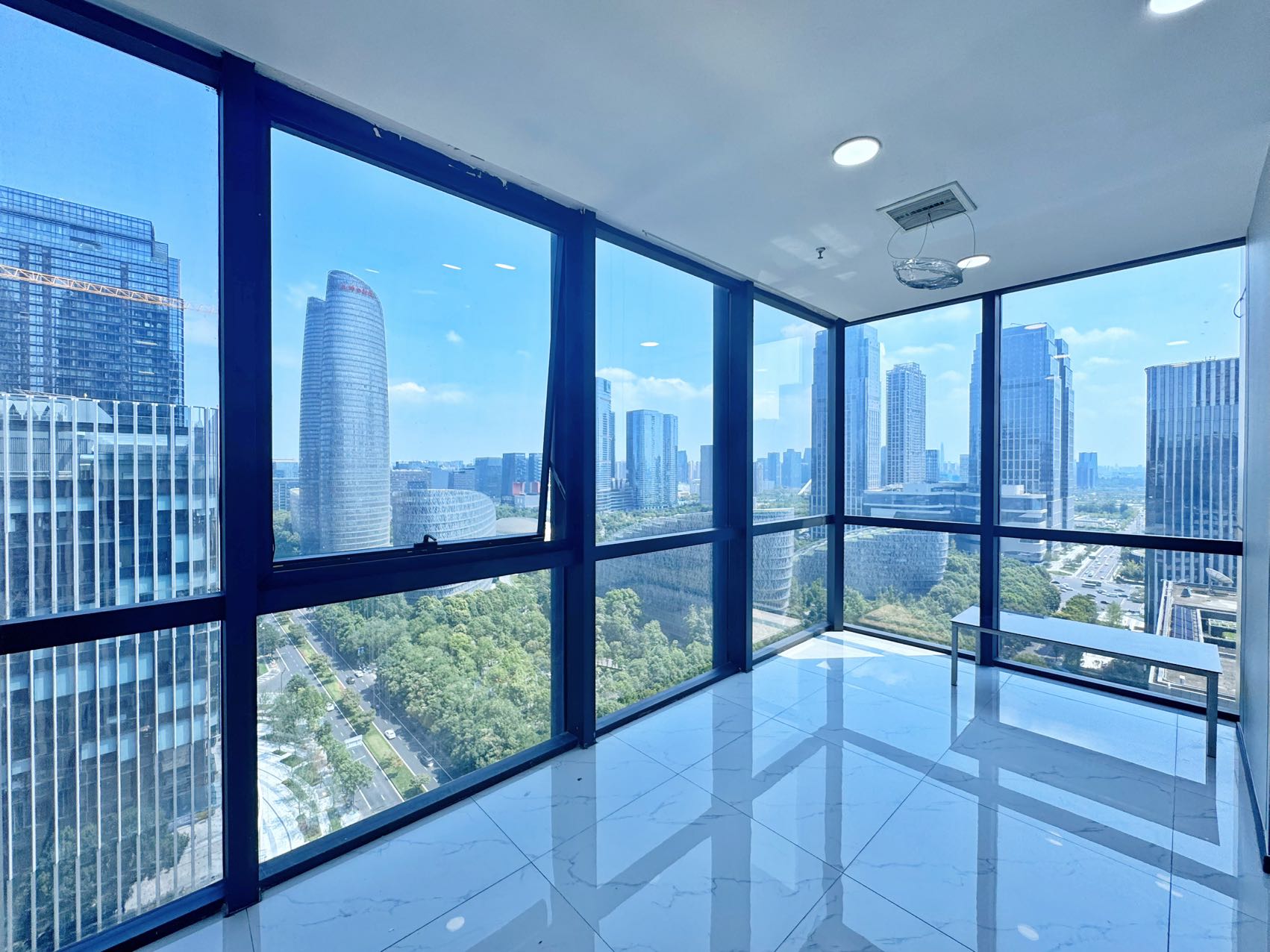 孵化园双面彩采光看双子塔 视野非常巴适 255平 4隔间16工位 精装带家具 楚峰国际办公室出租