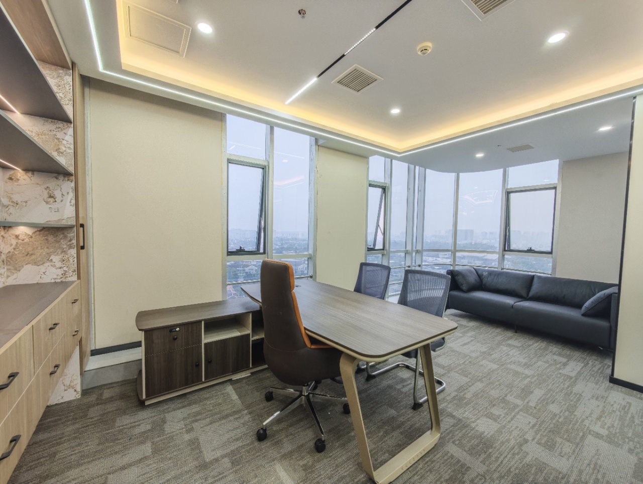 青羊区青羊宫地铁口 235.85平方 4隔间24工位 双面采光 整层打造 户型方正 西南朝向 浣花香大厦办公室出租