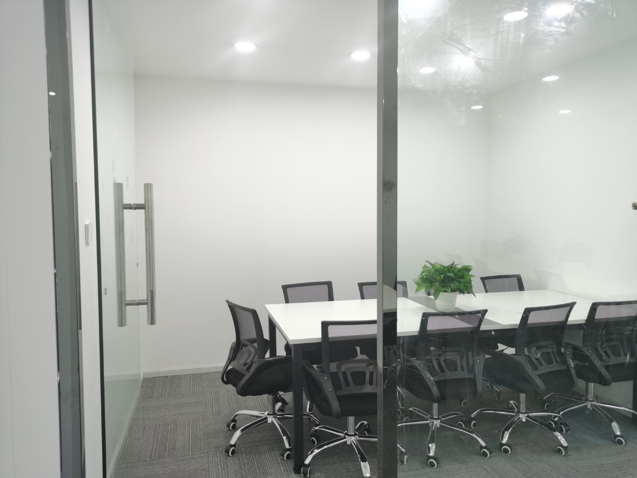 青羊区东坡路地铁口 135平方 3隔间12工位 报价含物业费 拎包入住 优诺国际办公室出租