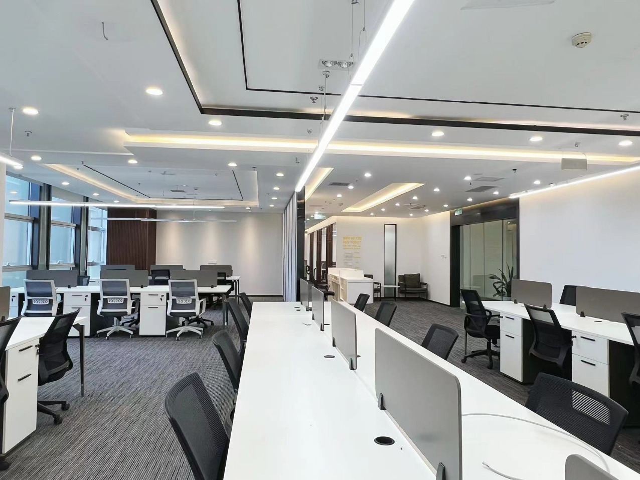 天府三街超甲写字楼 24小时空调 4隔间52工位带机房 大前台 双面采光 节能大厦办公室出租