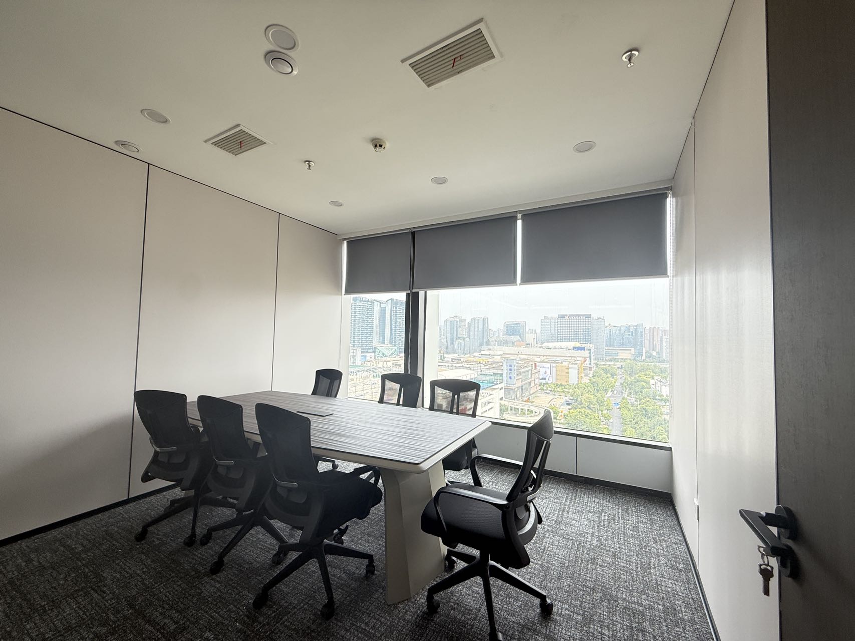 火车南站新一批装修精装房源 双面采光 4隔间23工位 特价出租 东南朝向 安格斯国际办公室出租