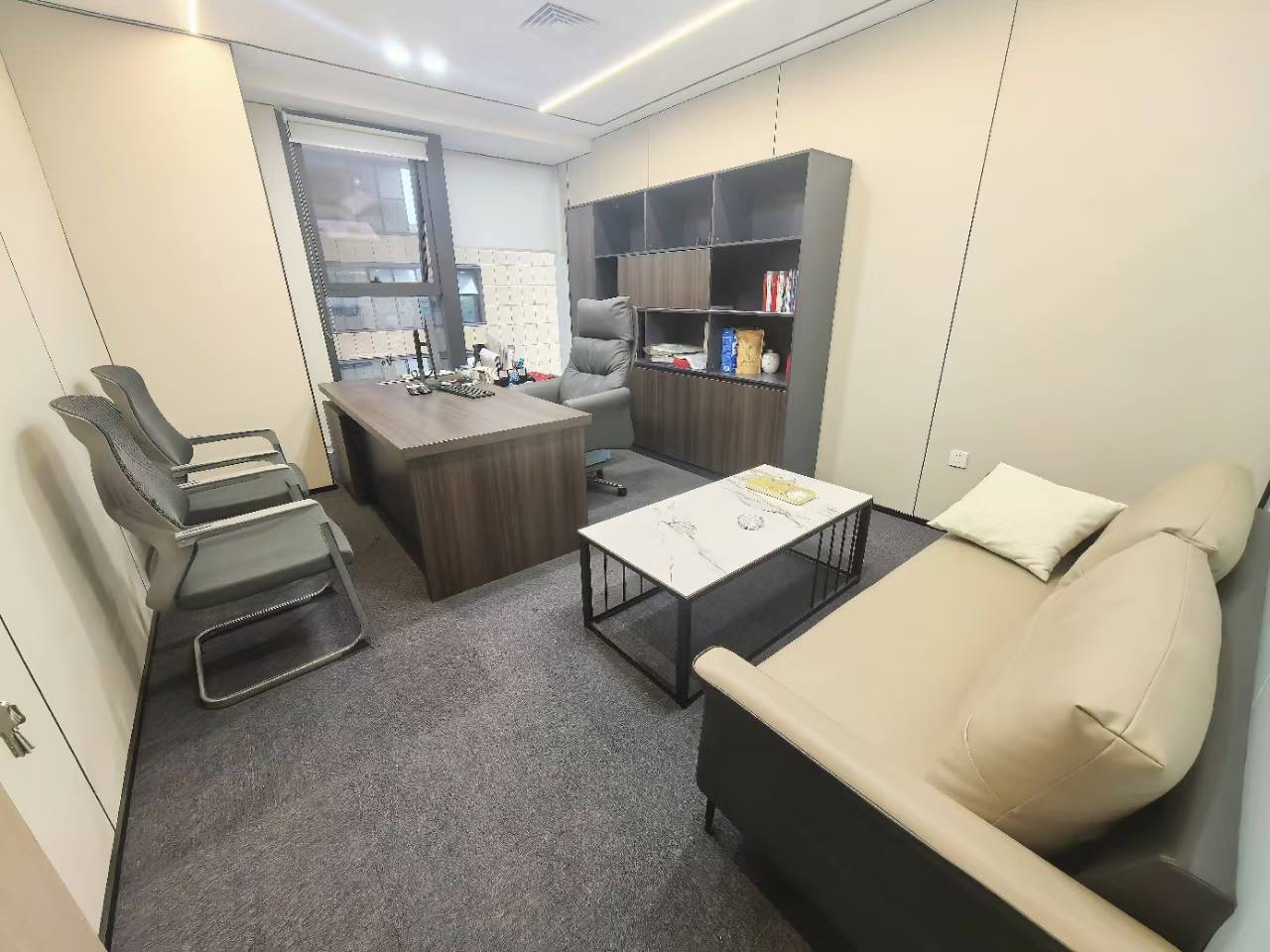 孵化园三地铁线交汇 672平大面积 12个隔间+50-70工位 精装带家具 户型方正 德商国际办公室出租