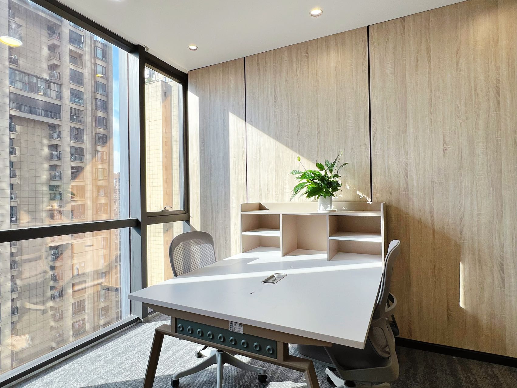 孵化园甲级楼盘 252平方电梯口户型 4隔间30工位 近地铁 地铁三线交汇 阳光金融中心办公室出租