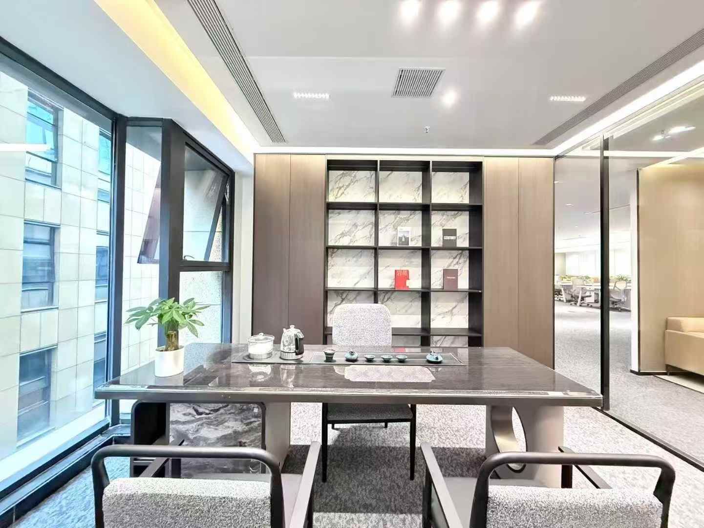 孵化园大户型出租 698平方 8隔间80工位 户型方正 装修巴适 带家具 德商国际办公室出租