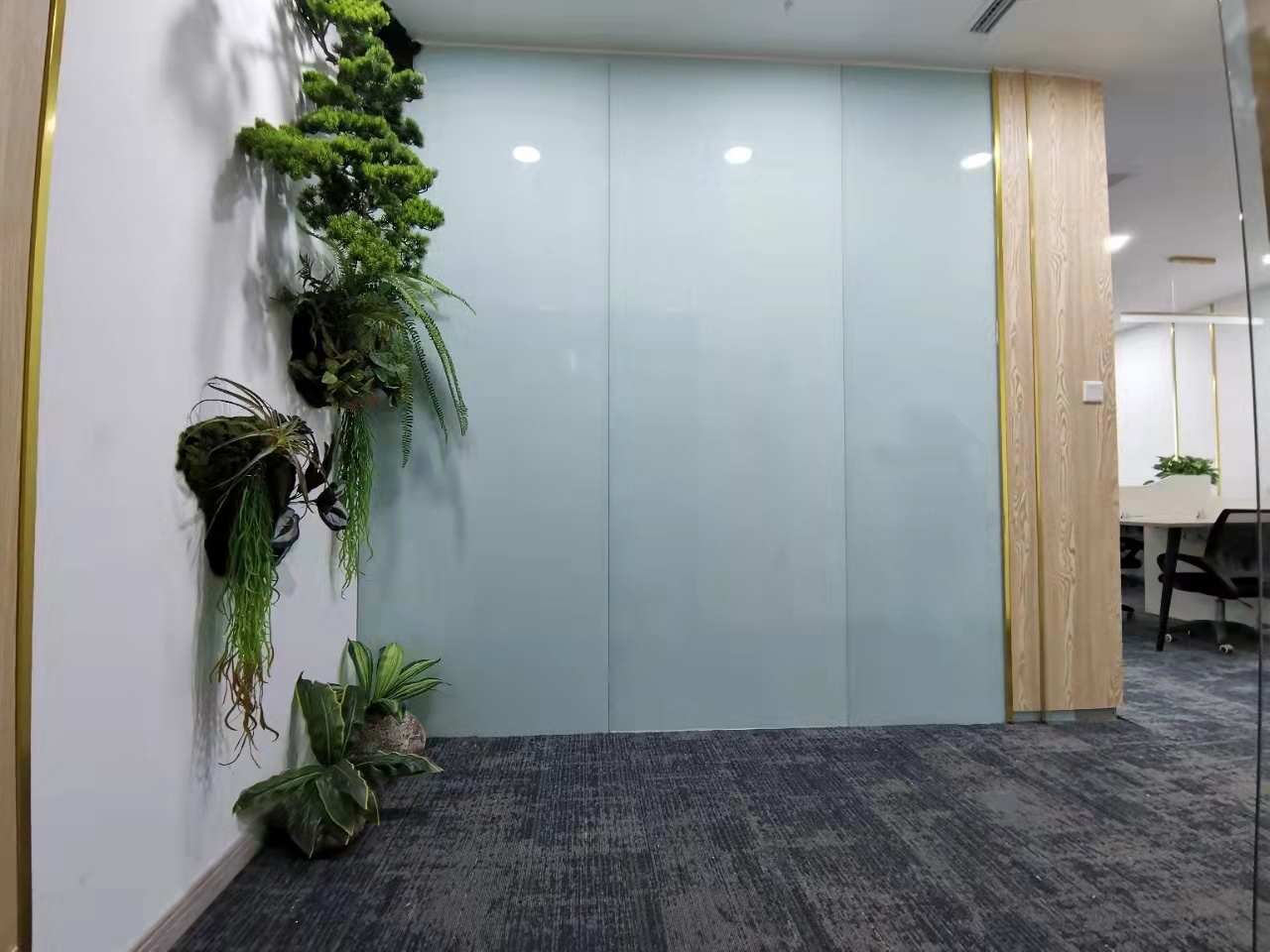 绿地之窗 现代精装 120平 拎包办公 采光通透 户型方正 2隔间12工位