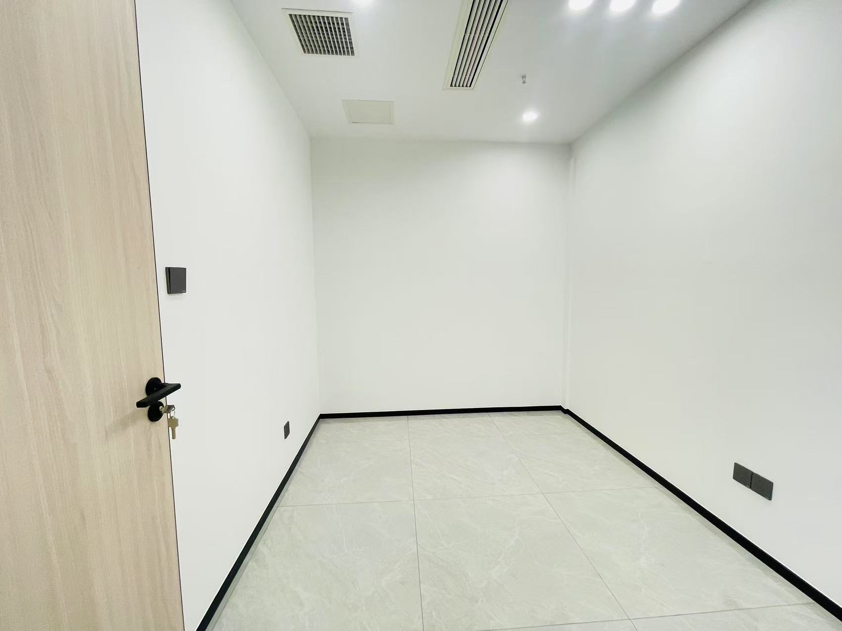 武侯区红牌楼版块 精致小户型 102平 3隔间12工位 7800元含物业费 地铁口 红牌楼广场办公室出租