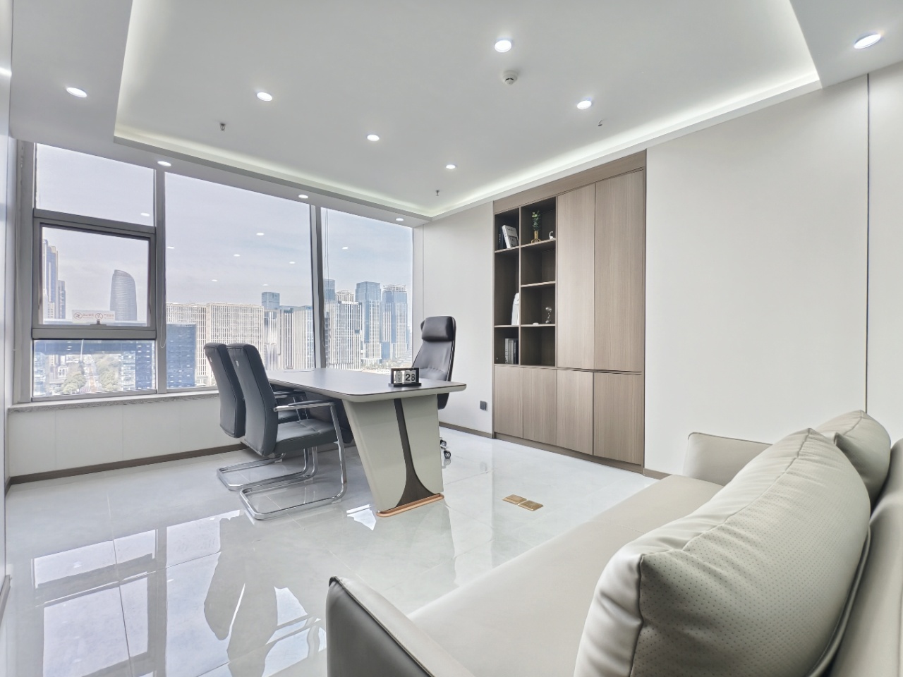 环球中心创业小面积 按套出租 2隔间12工位 大老板间 户型朝外视野巴适 6300元含物业费 创业首选