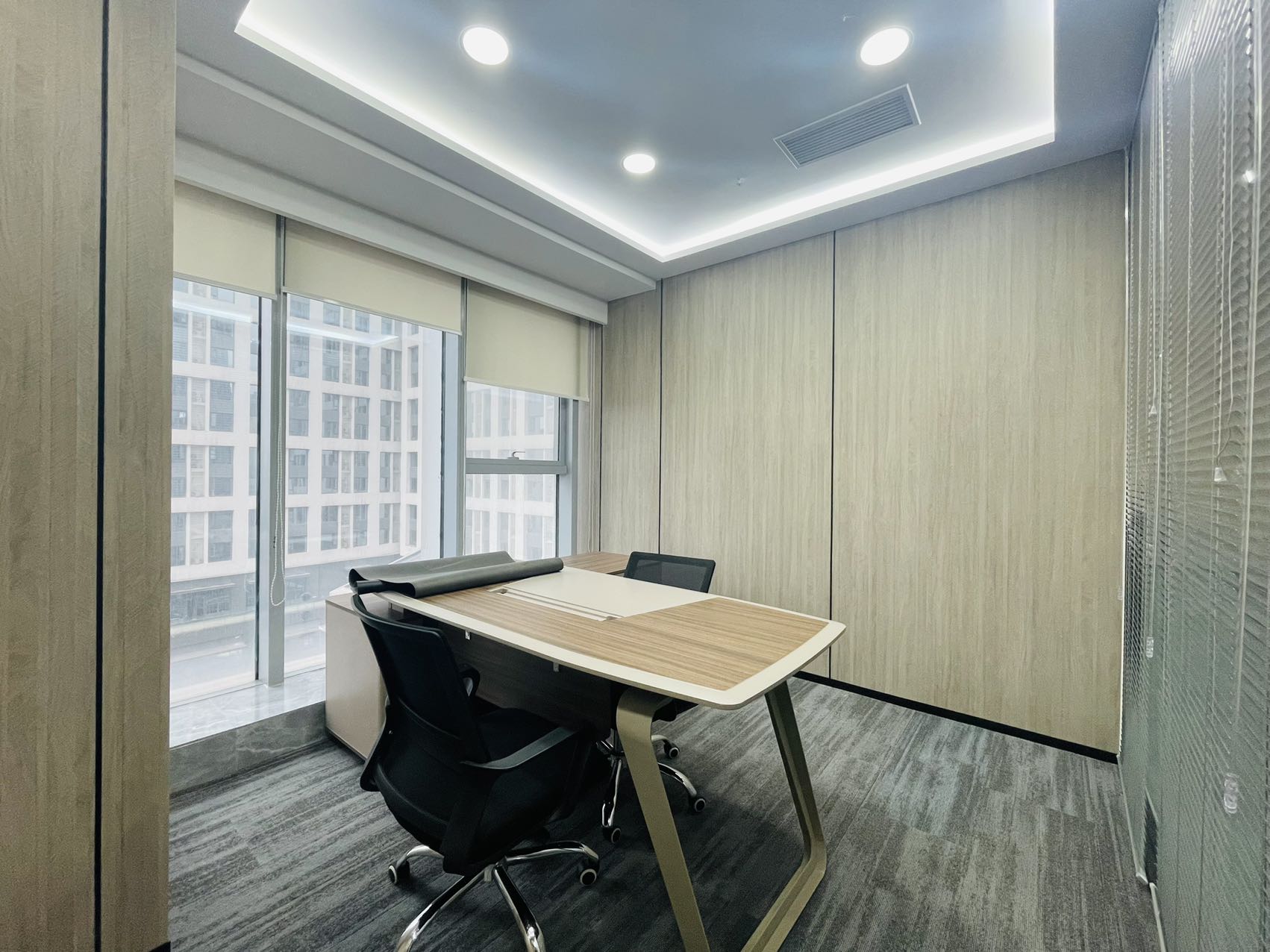 火车东站甲级楼盘 232平方 3隔间24工位 精装带家具 双地铁 交通方便 中环国际办公室出租