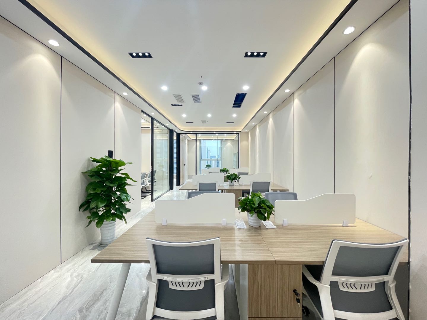 全新装修 高新区金融城地铁口布鲁明顿广场128平办公室 精装带家具
