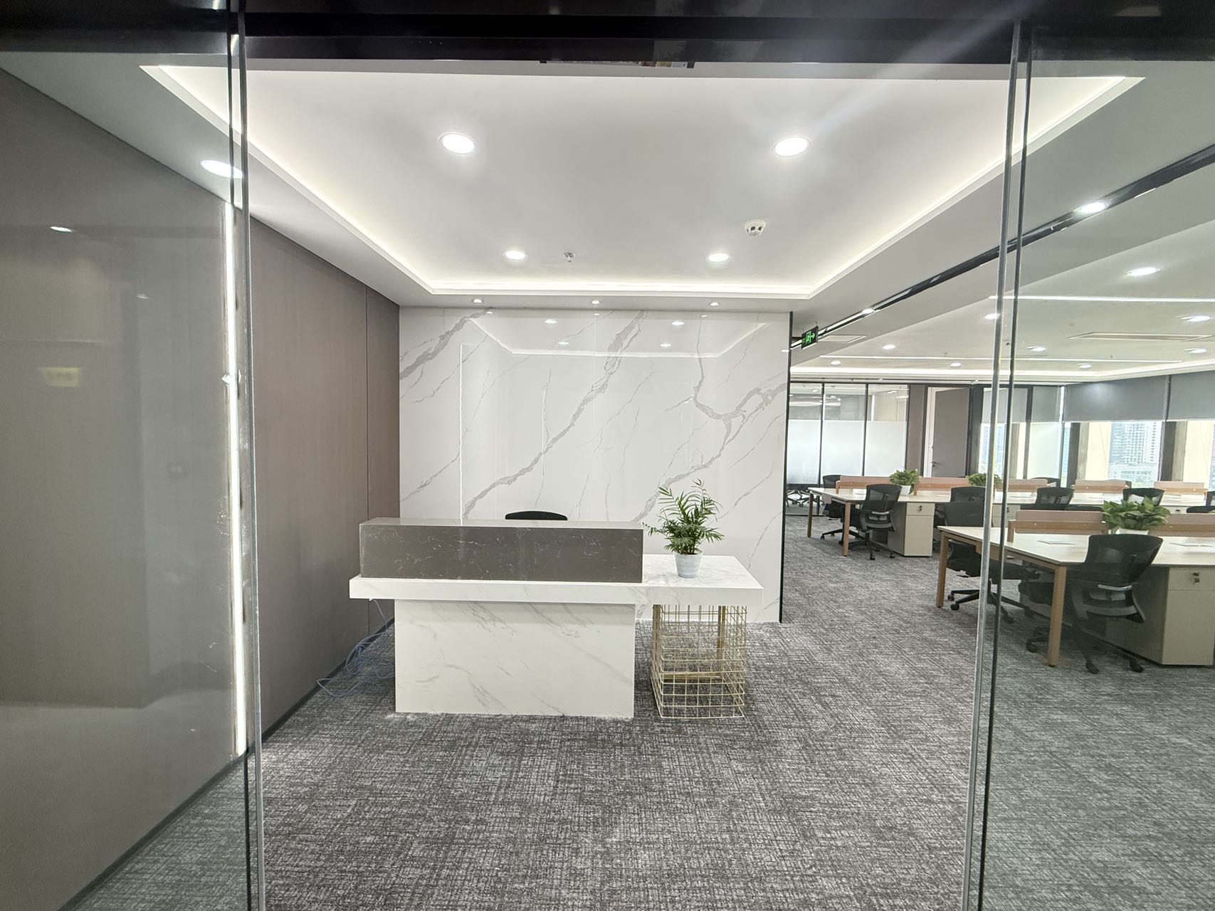 火车南站新一批装修精装房源 双面采光 4隔间23工位 特价出租 东南朝向 安格斯国际办公室出租