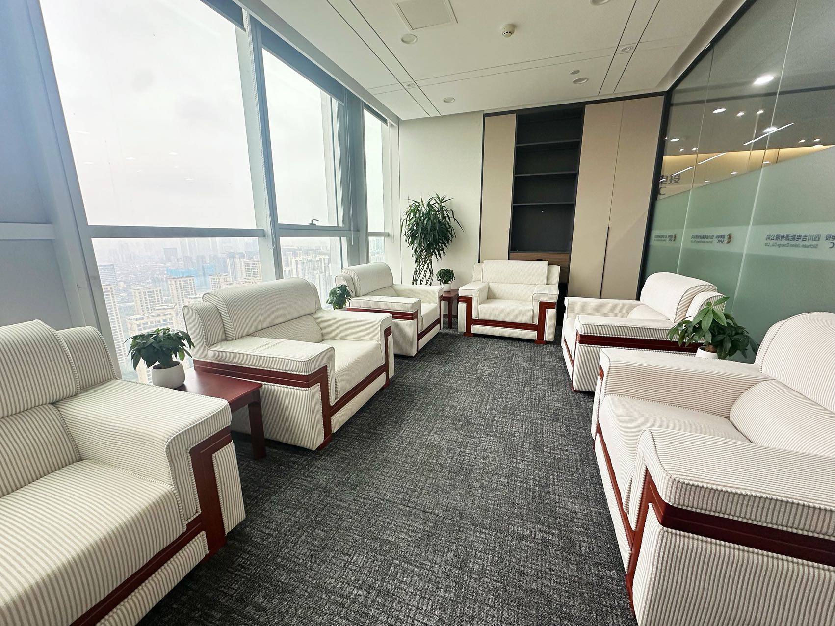 成华区东郊记忆地铁口 视野巴适 280平方 6隔间24工位 户型方正 无加时费 万科天荟办公室出租