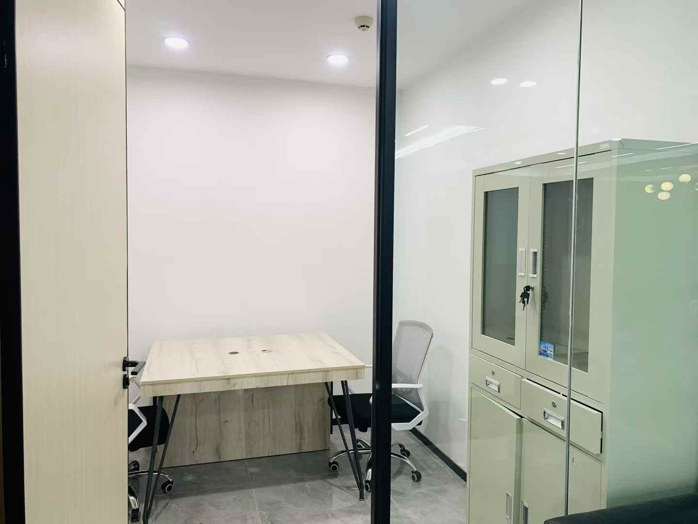 环球中心西区朝外户型  5隔间18工位 精装带家具 大气前台 环球中心办公室出租