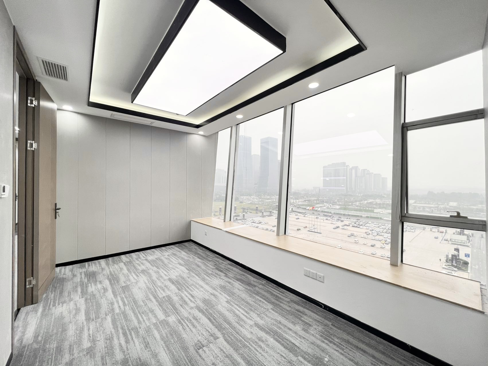 亚洲第一单体建筑环球中心 地铁口区（E区）套租 5隔间16工位 朝外视野巴适 配套丰富 含物业费 环球中心办公室出租