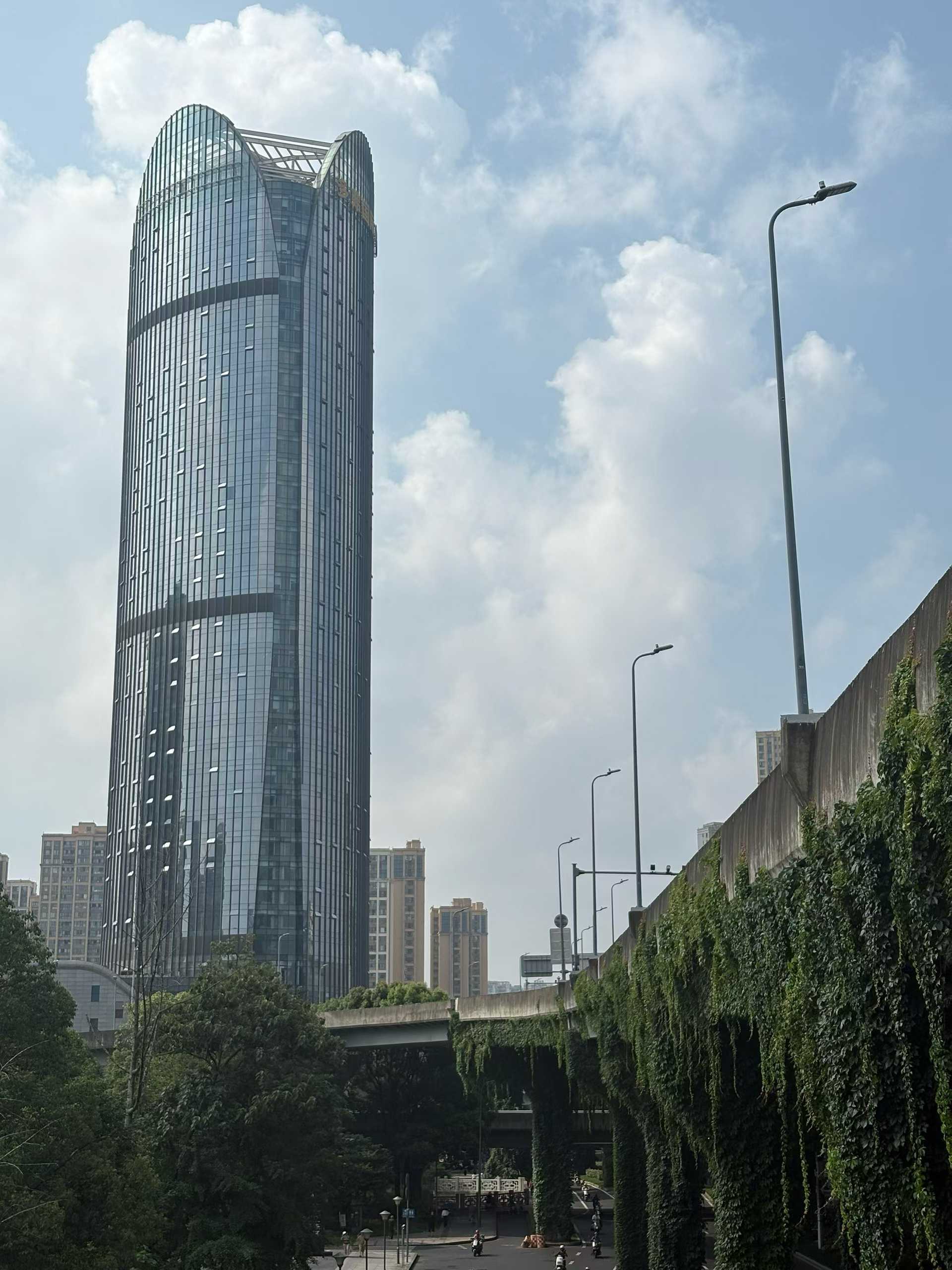 成华区紧邻东郊记忆 杉板桥地铁四五百米 326平方 6隔间28工位 高区视野无遮挡 精装带家具 多弗国际办公室 出租