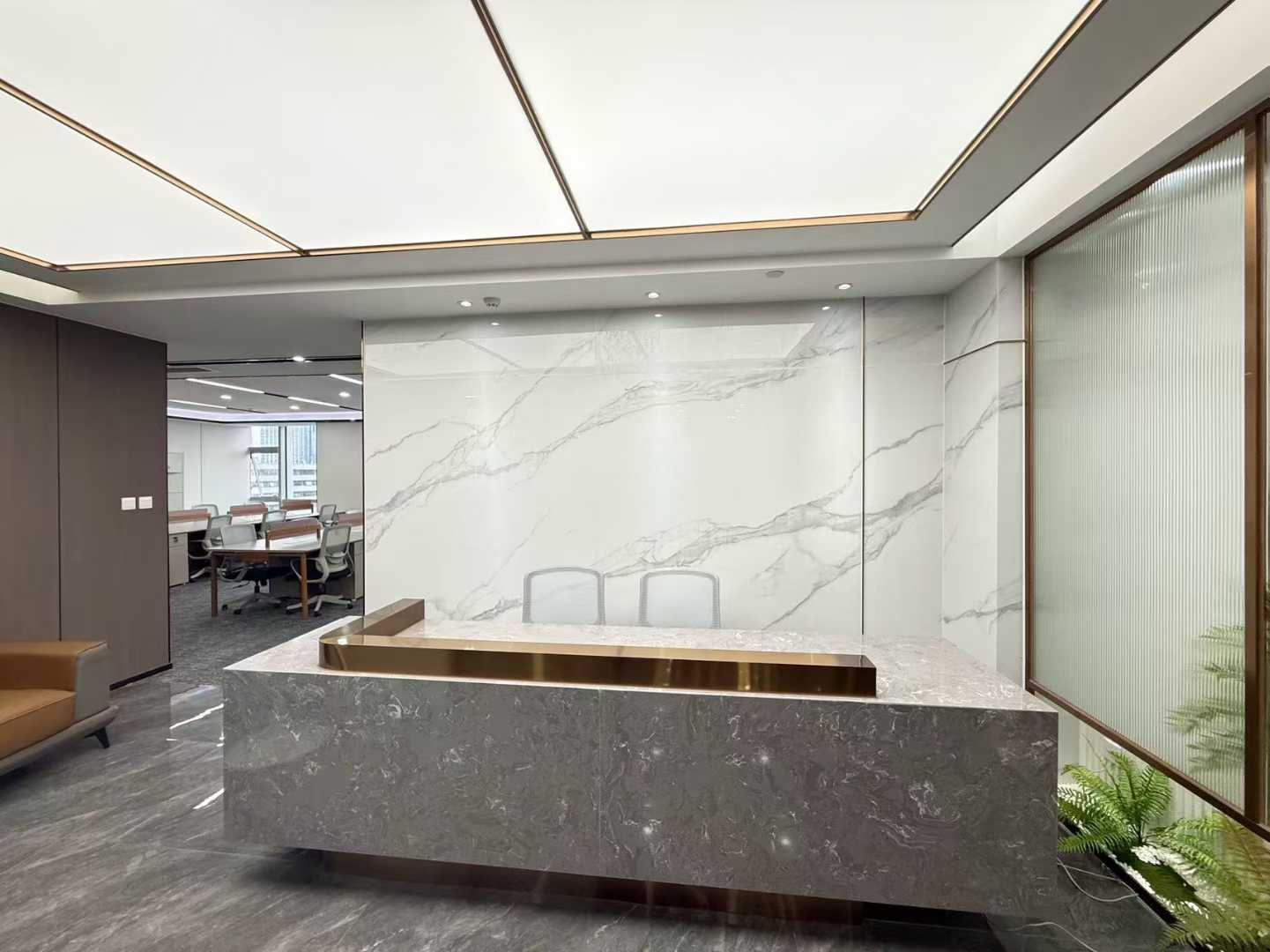 高新区孵化园地铁口 正东朝向 208.52平 4隔间18工位 视野开阔 带家具 环境好 嘉润国金中心办公室出租