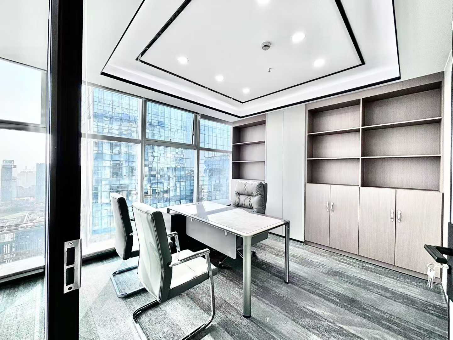 天府三街甲级 145平方 3隔间19工位 采光面大落地玻璃 朝南视野无遮挡 香年广场办公室出租