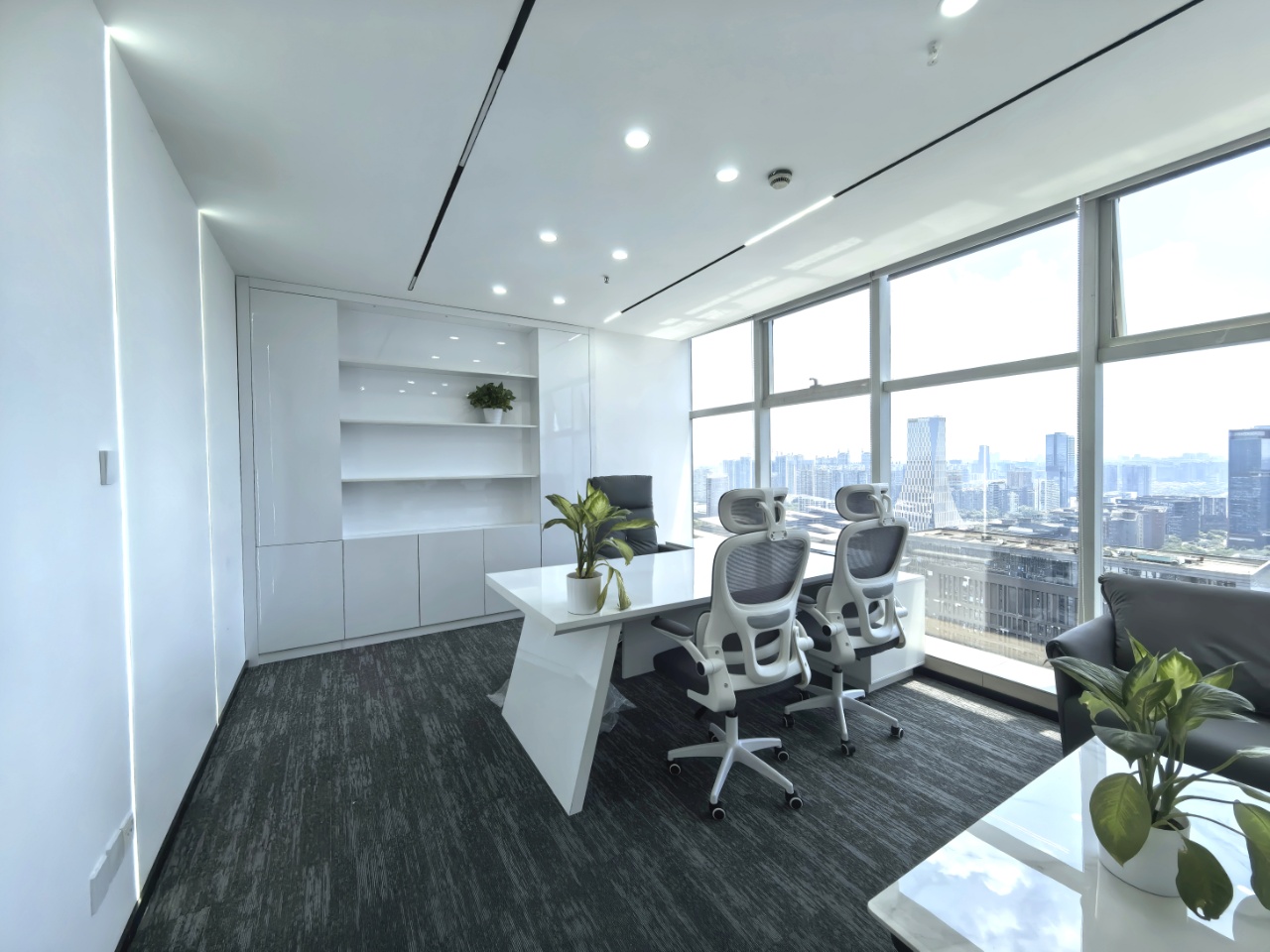 三街甲写精装双面采光 193平 4隔间20工位 现代极简风格 采光舒服 带家具大前台 香年广场办公室出租