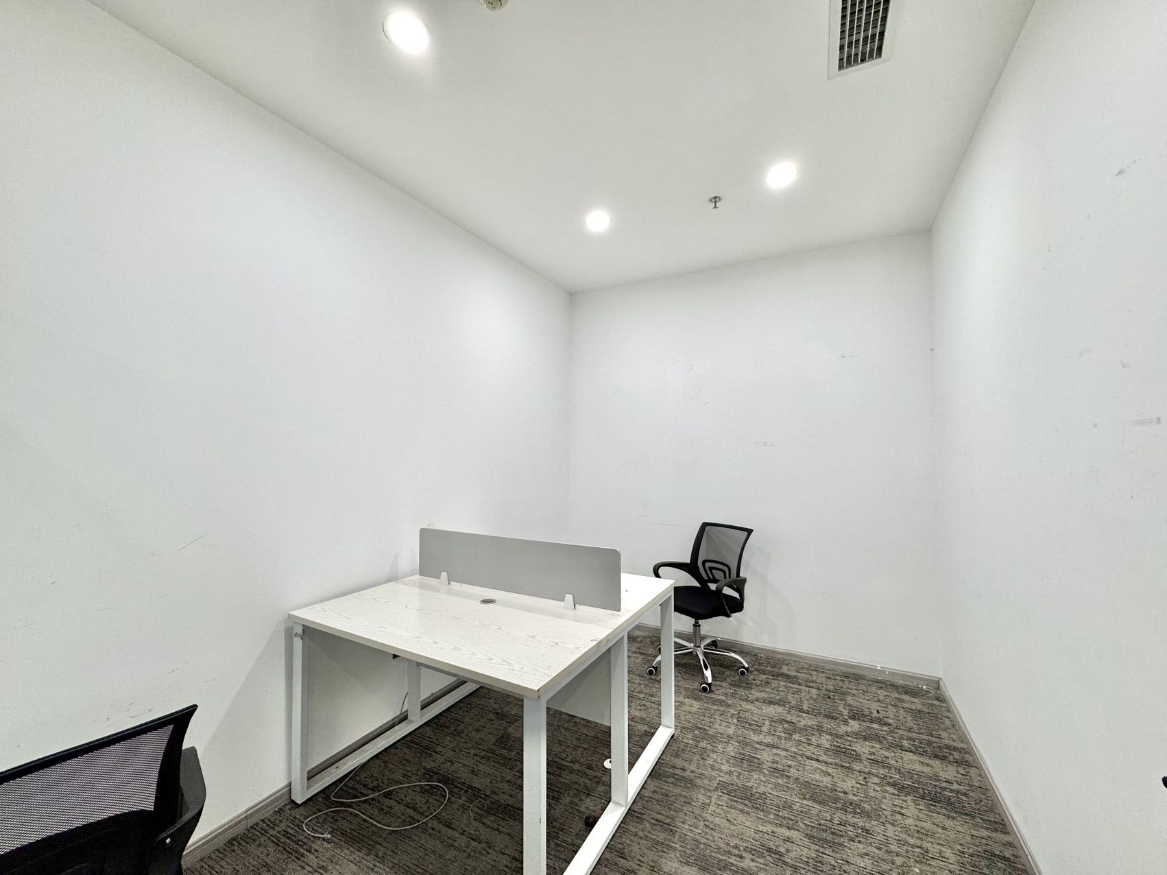 环球中心地铁口区 4隔间24工位 朝内带阳台 报价含物业费 环球中心办公室出租