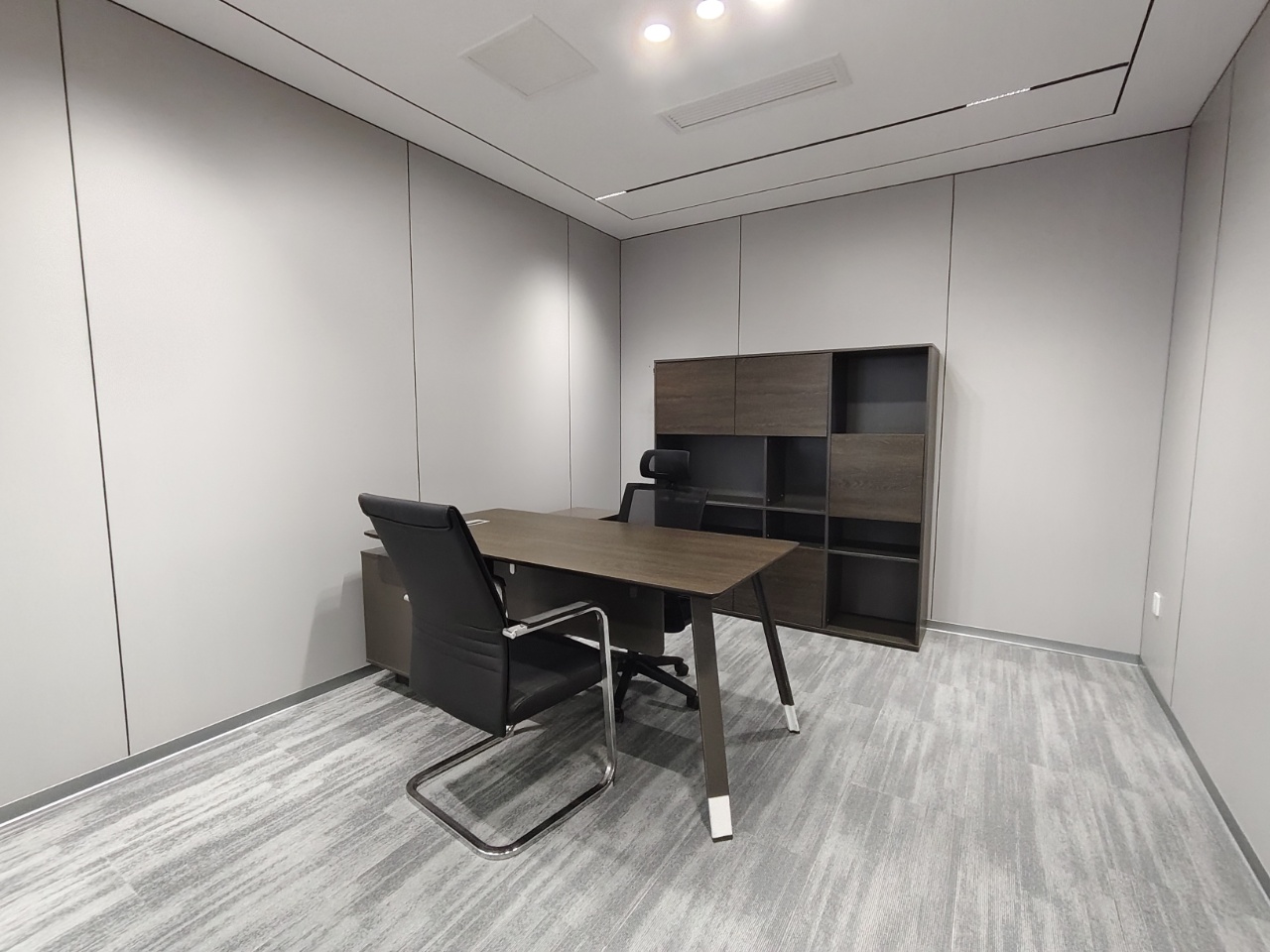 高新区孵化园地铁400米 355平方 5隔间40工位 户型方正 精装带家具 三线地铁交汇 新中泰国际办公室出租