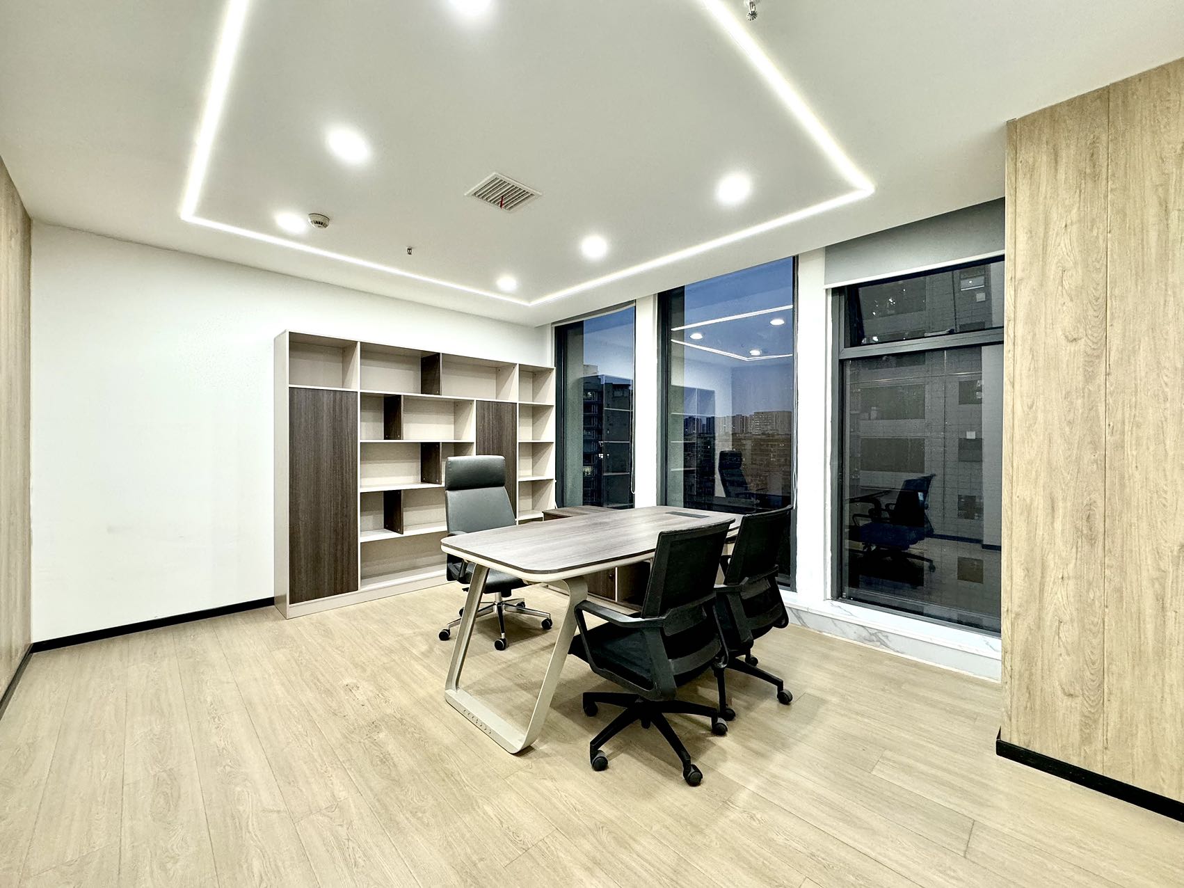 桐梓林地铁口双面采光精装好房 按套出租5隔间16工位 部分区域24小时空调 含物业费 新希望大厦办公室出租