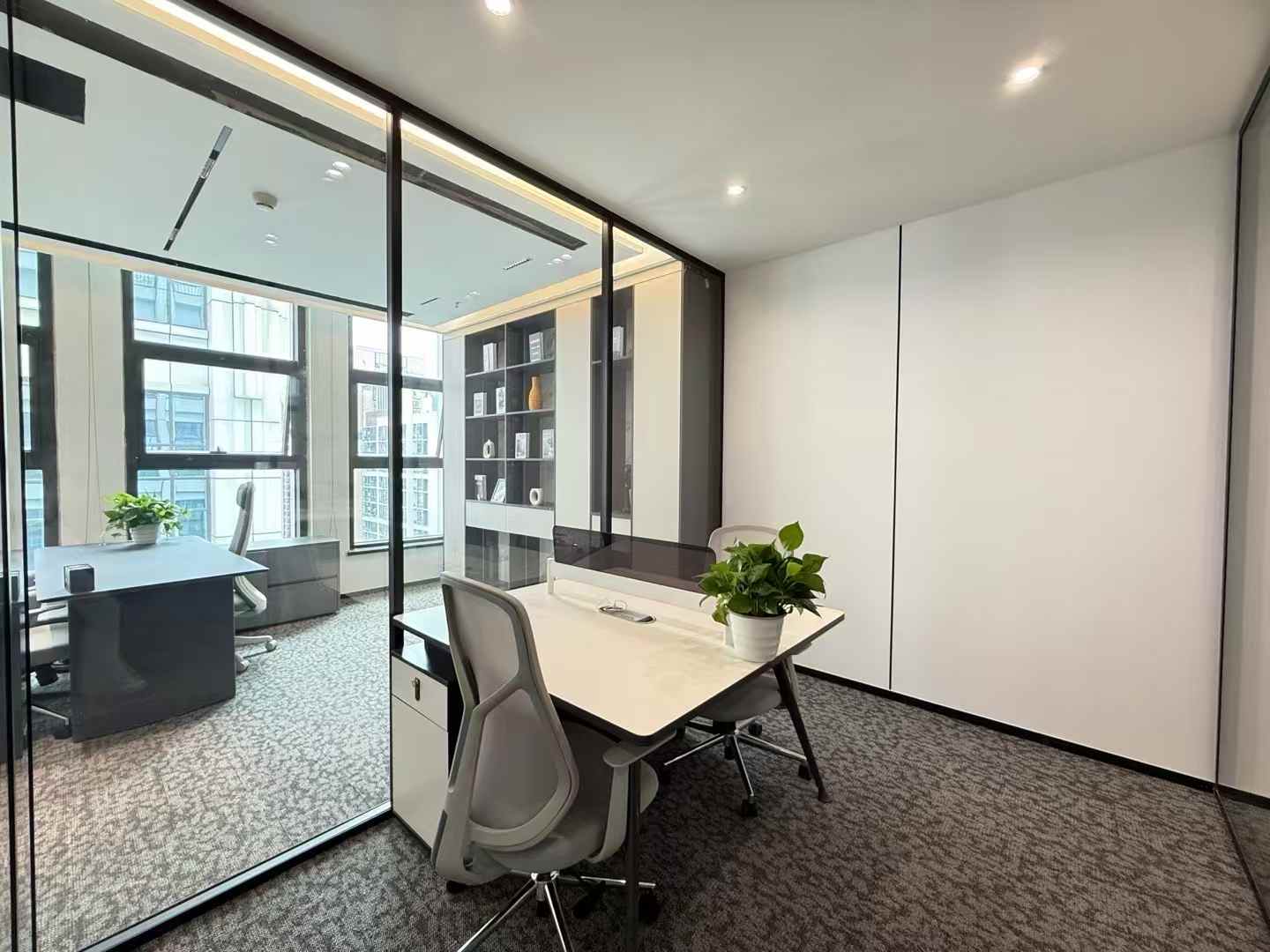 孵化园/金融城稀缺创业办事处小面积 按套出租 2隔间6工位 24小时空调 户型方正 中航国际交流中心办公室出租