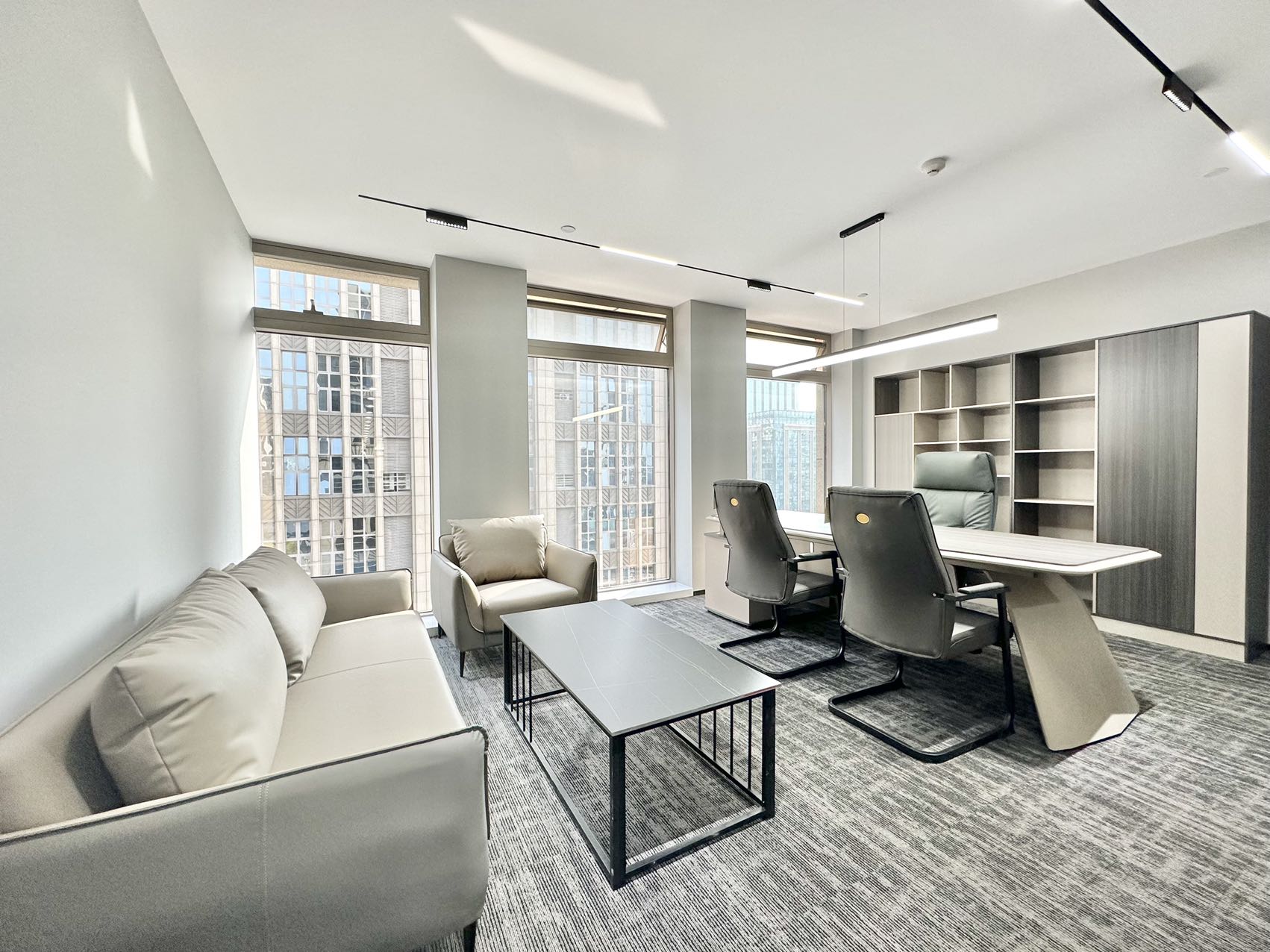 世纪城地铁附近 大面积三面采光户型 742平方 7隔间91工位 物业含空调能耗费 首东置业办公室出租