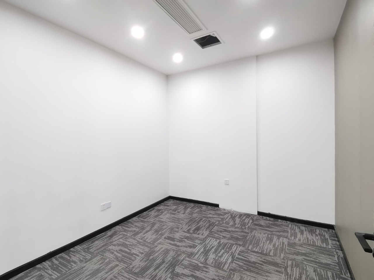 高新区世纪城新会展中心439平精装办公室出租 无空调加时费