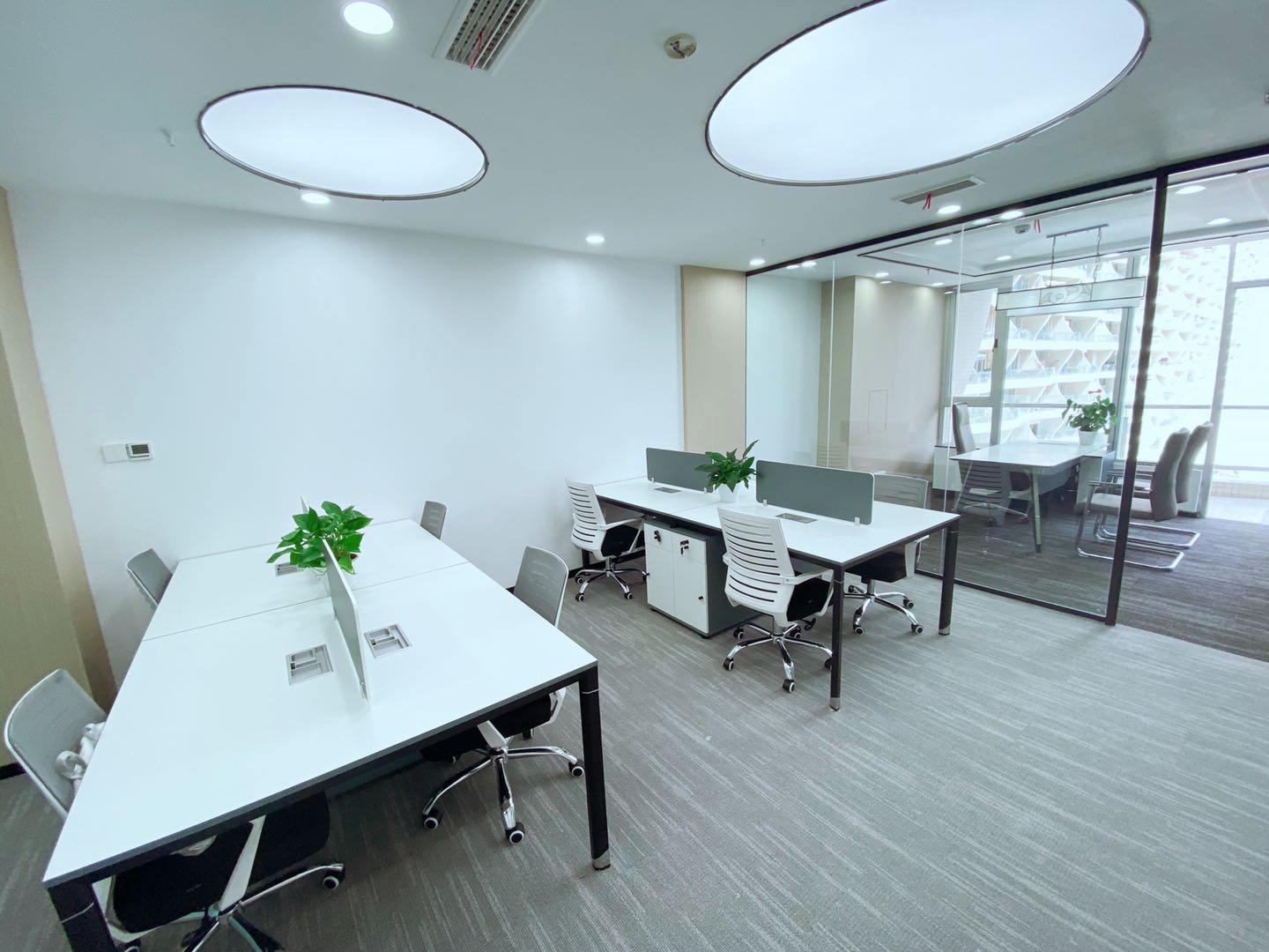 高新区新世纪环球中心精装小面积办公室 简约网红风格 含物业和空调费
