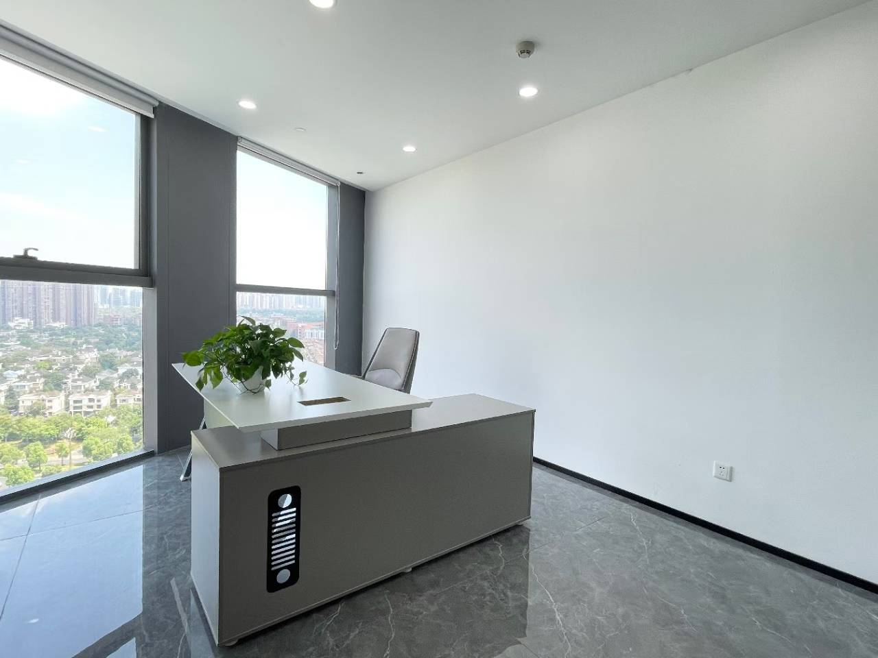 天府新区1号线广福地铁口 服务面积250平 4隔间16工位 精装带家具 全地砖 美凯龙大厦办公室出租