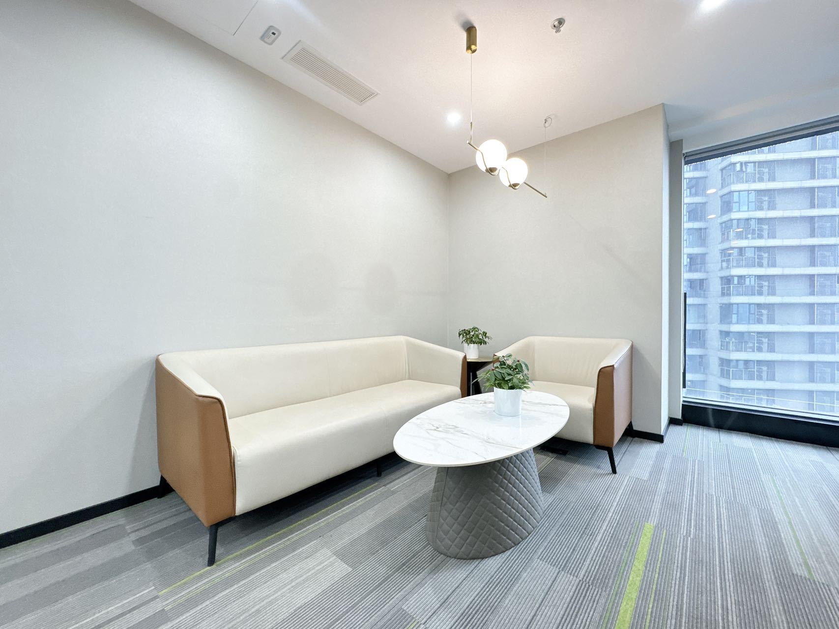 青羊区4号线西南财大地铁400米 500平 7隔间40工位 大气前台 双面采光 落地窗 视野巴适 见兴里浣花国际办公室出租