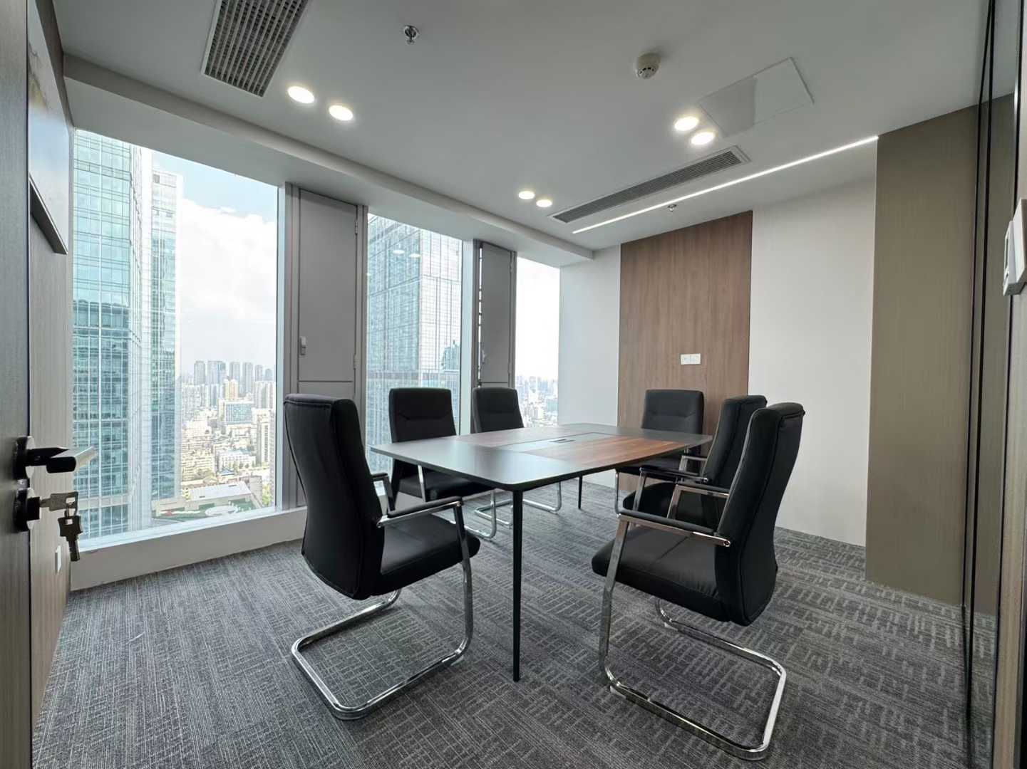 市中心春熙路商圈地铁口 282平方 4隔间27工位 工区24小时 大老板间商务配套齐全 银石广场办公室出租