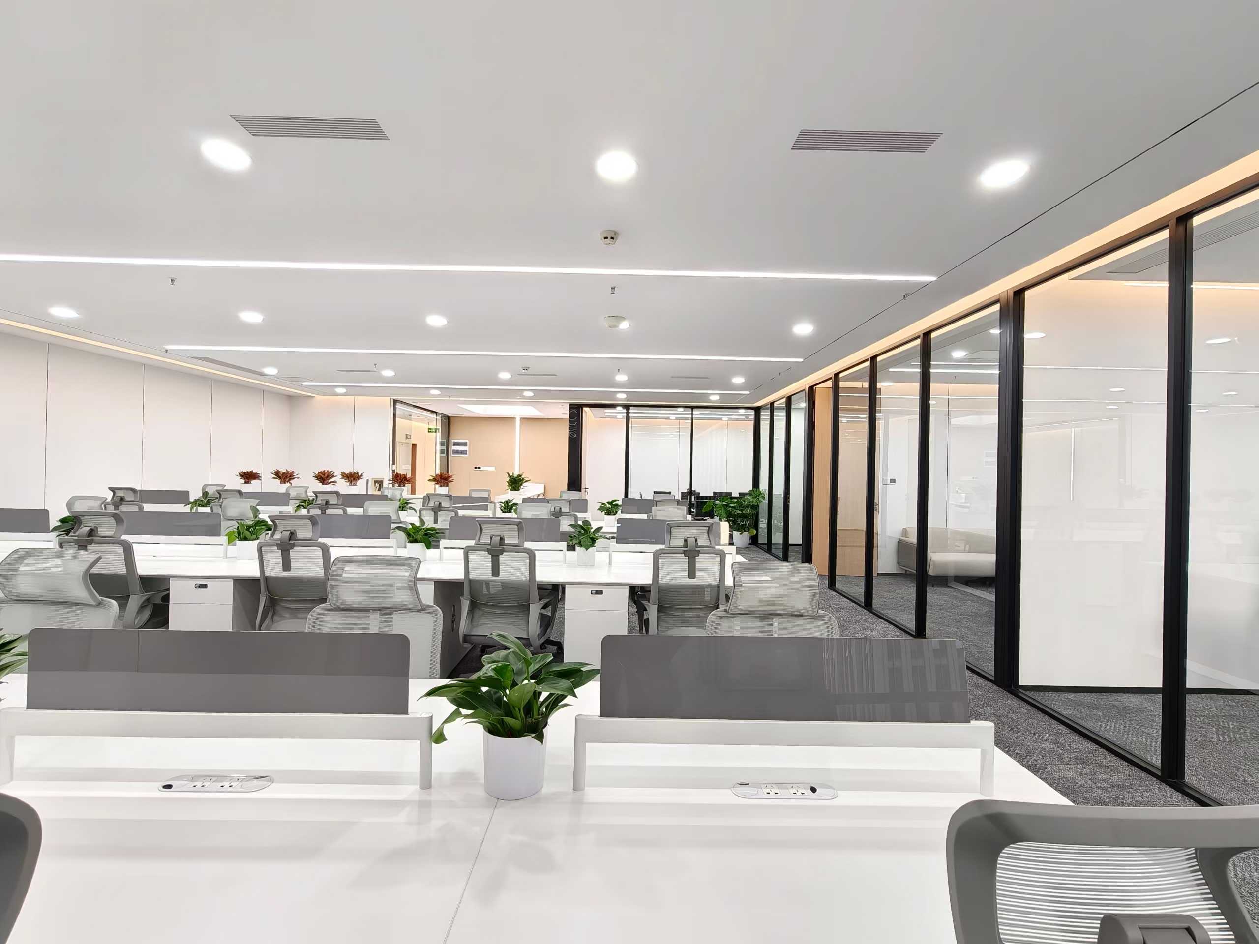 天府二街西南双面采光 334平 4隔间47工位 采光视野巴适 24小时空调自控 雄川金融中心2栋办公室出租