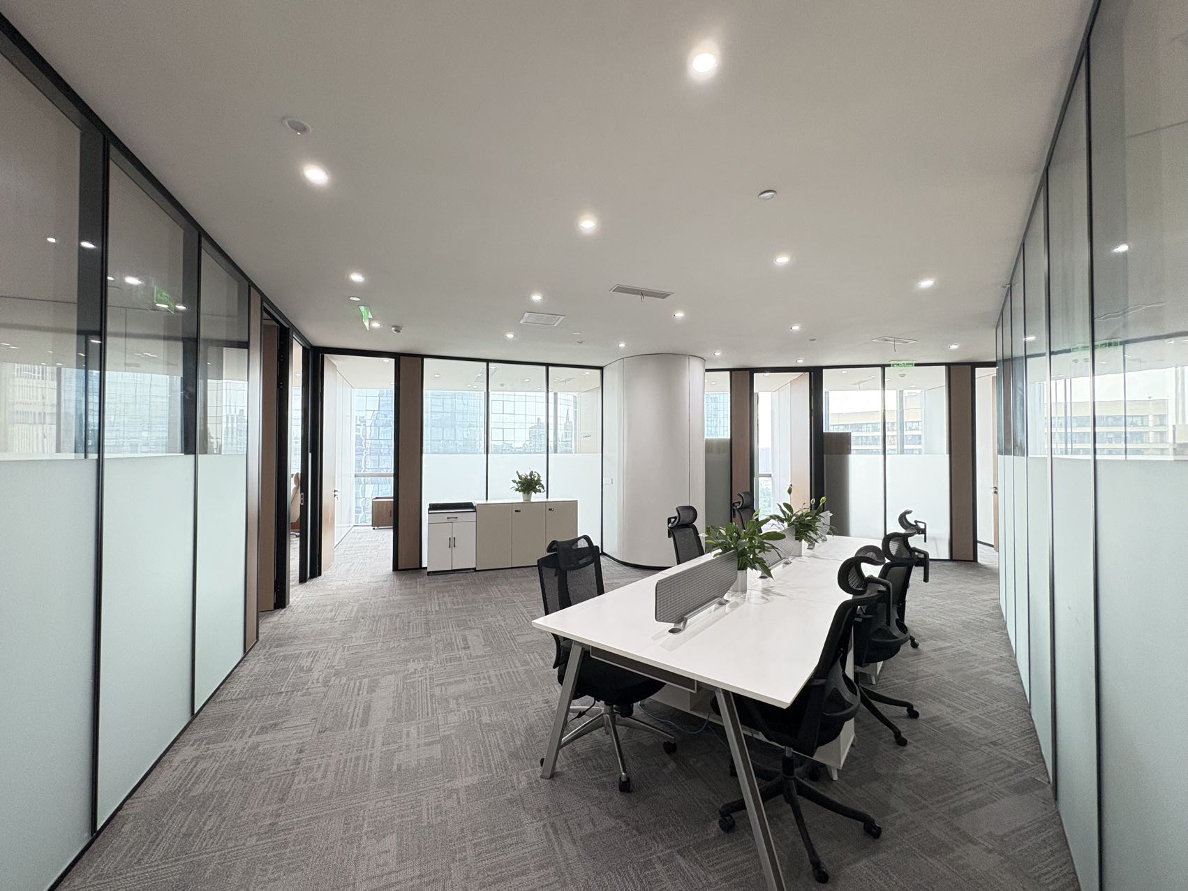 高新区大源版块甲写  8隔间10工位 隔间多 服务面积419平 精装带家具 视野巴适 复城国际办公室出租