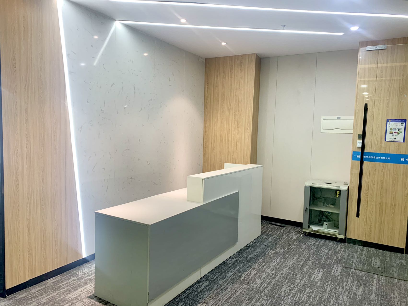高新区新世纪环球中心精装160平小面积办公室  户型方正 采光通透|高新区写字楼|高新区办公室|租小团