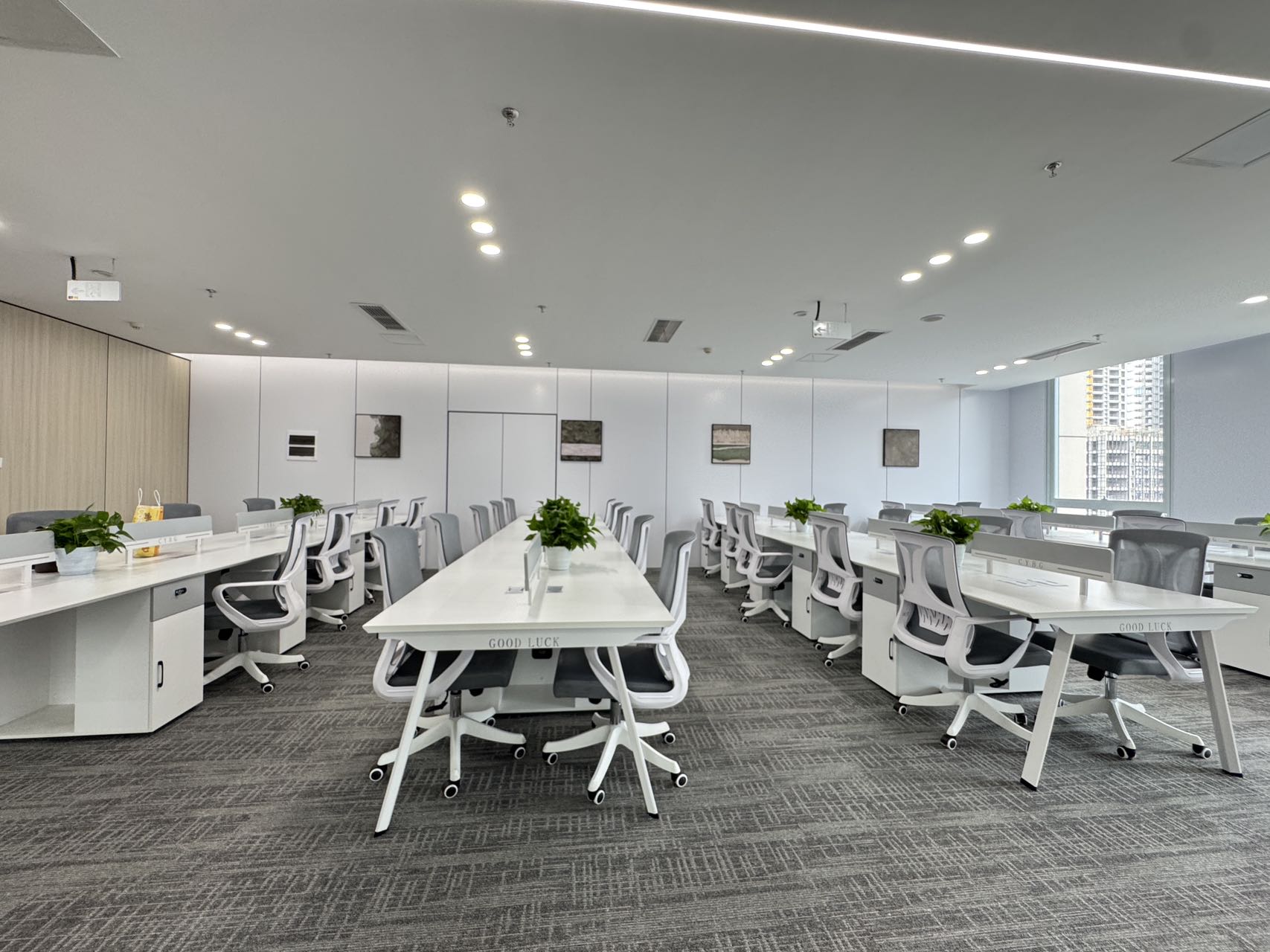 天府五街甲级楼盘 服务面积398平 4隔间48工位 双面采光 24小时空调 精装带家具 紫光芯云办公室出租