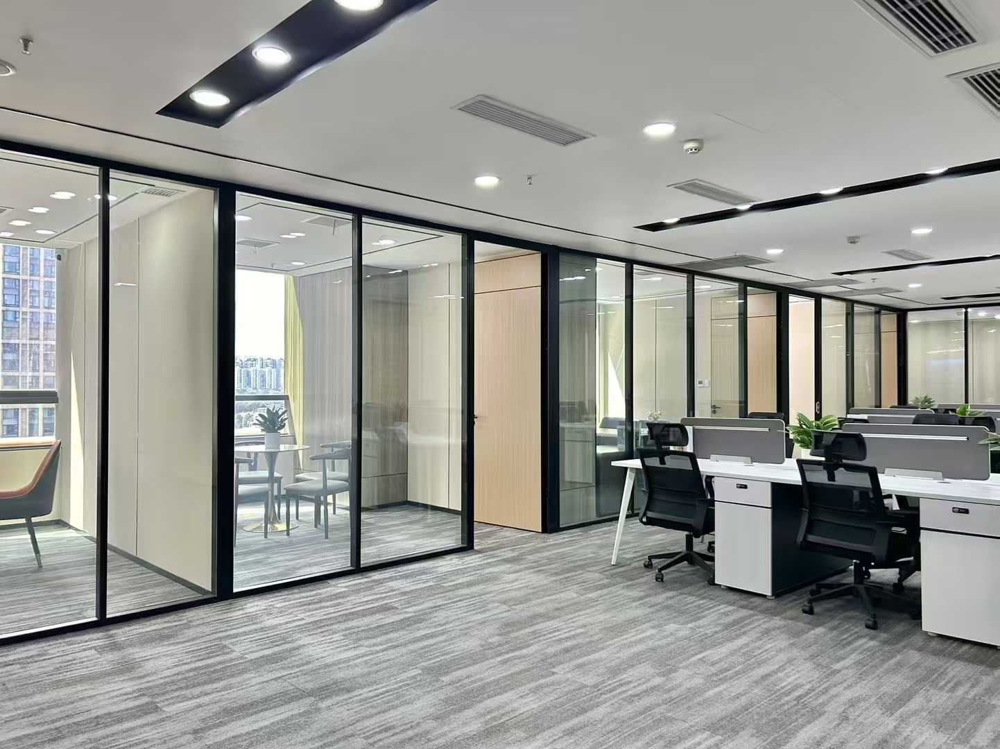 天府新区紧邻高新 带大露台 地铁口 正对电梯口 420平 7隔间20工位 所见如所得 蓝润置地广场办公室出租