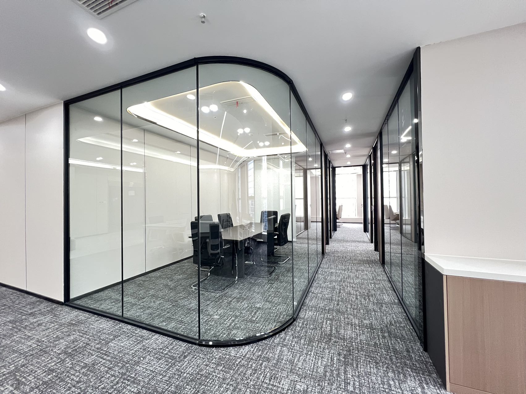 金融城高性价比房源 5隔间30工位 双面采光新装修 利用率高 报价含物业费 布鲁明顿办公室出租