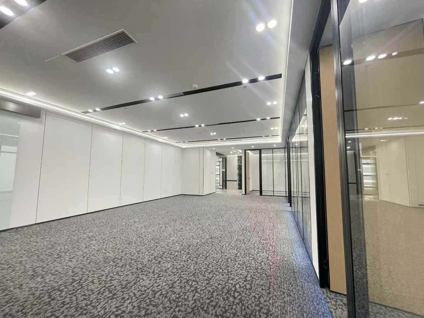 成华区十里店地铁口甲级楼盘 289平 4隔间30工位 高区视野无遮挡 大隔间 龙腾广场办公室出租