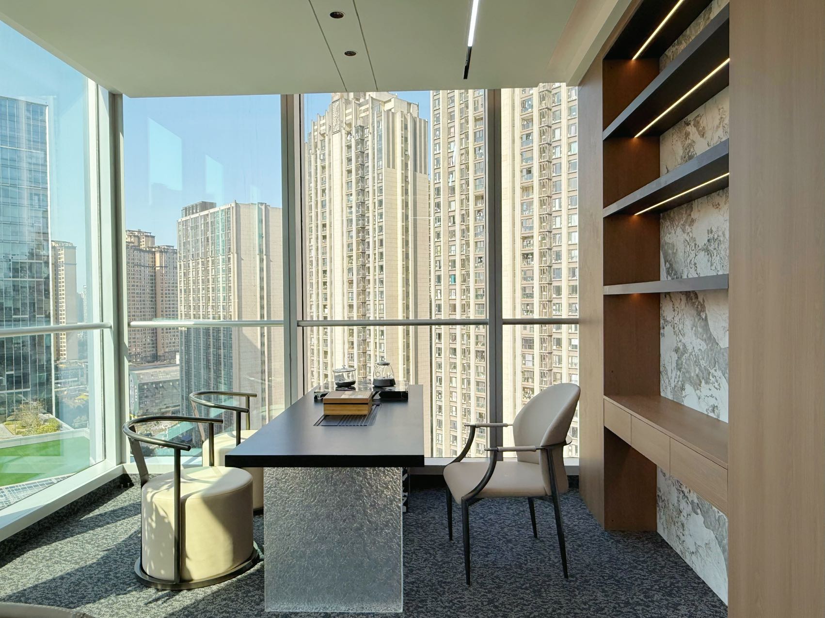 攀成钢东大路地铁口 超级品质楼盘 服务面积400平 7隔间36工位 双面采光 光环中心办公室出租