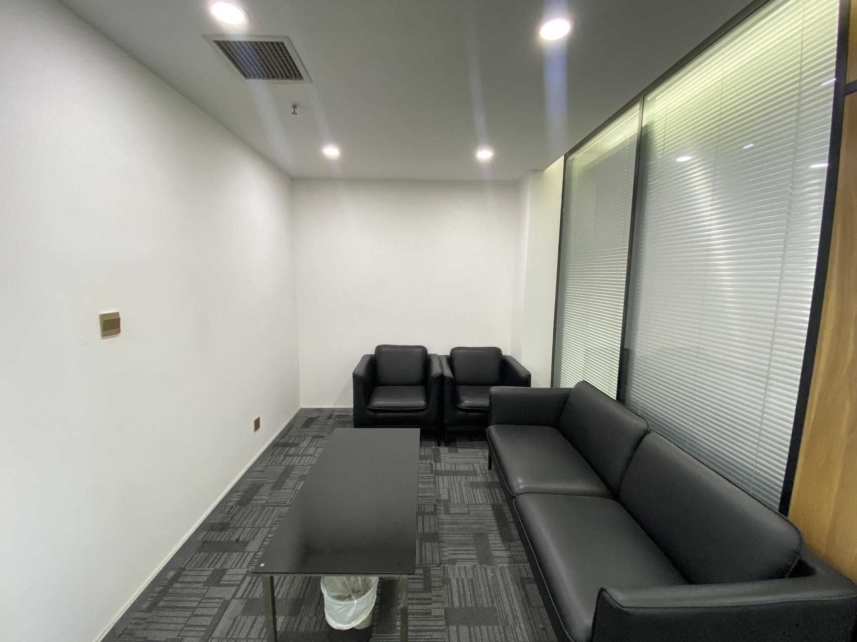 世纪城地铁400米 户型方正 187平方 3隔间15工位 双面采光 带家具 首东置业办公室出租