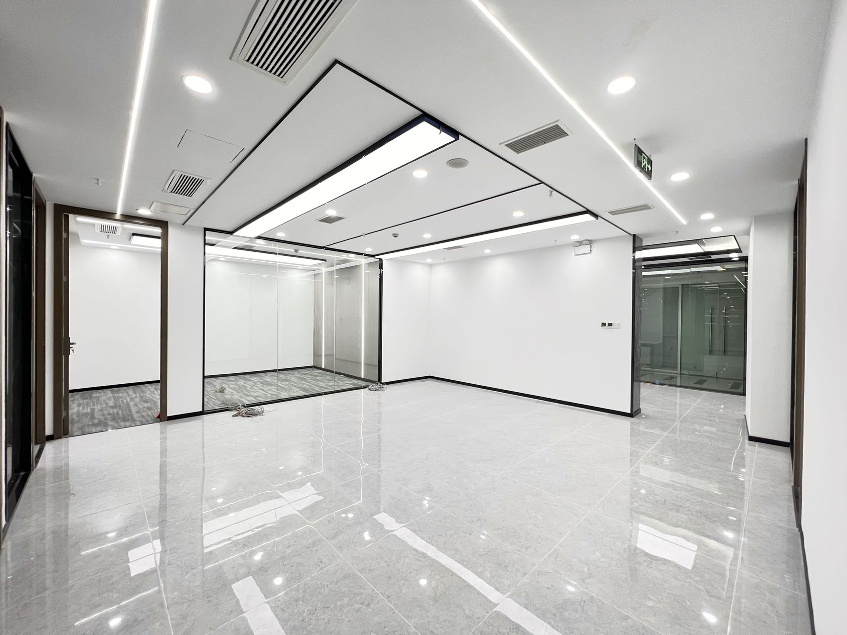 亚洲第一单体建筑环球中心 地铁口区（E区）套租 5隔间16工位 朝外视野巴适 配套丰富 含物业费 环球中心办公室出租