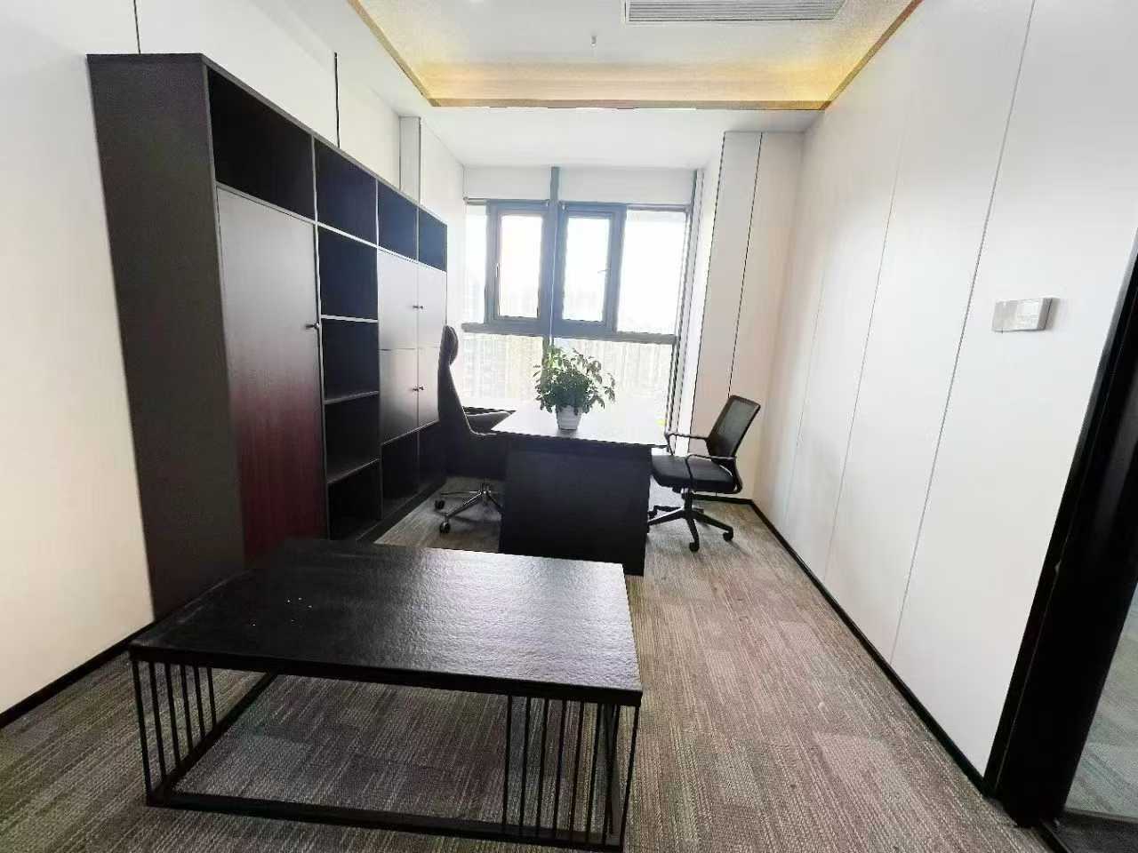 成华区东三环外侧一点 8号线龙潭寺地铁口 服务面积240平 4隔间18工位 24小时空调 博汇大厦办公室出租