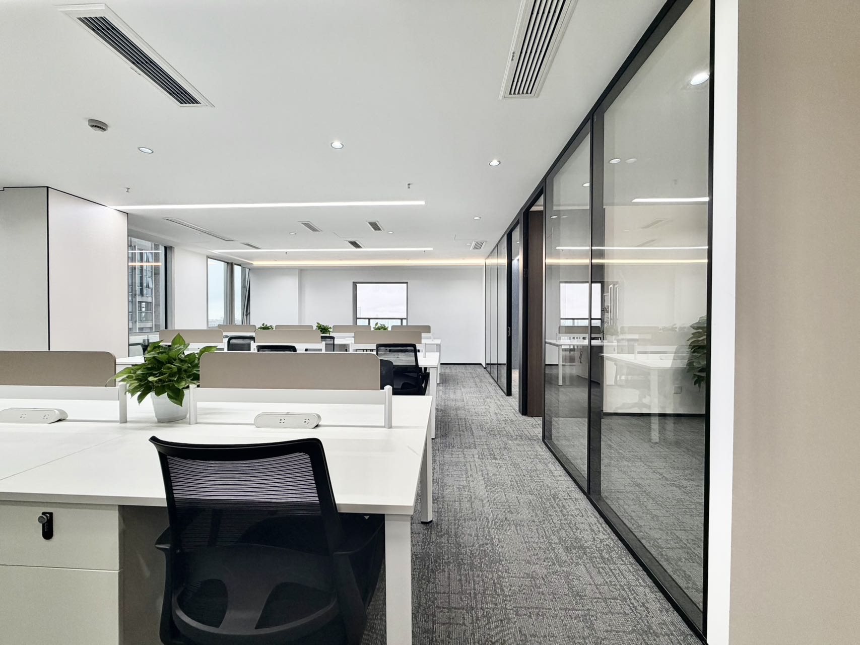 近攀成钢区域 整层打造 双面采光 带共享配套 按套4隔间22工位 含物业费 摩根中心办公室出租