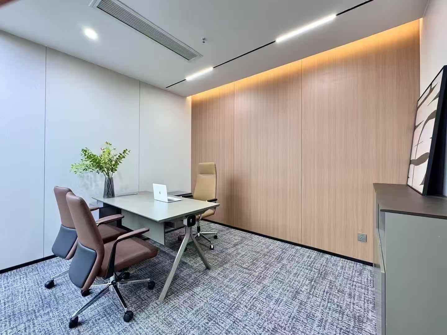 5号线花牌坊地铁口 精装双面采光 290平 4隔间28工位 品质装修 价格含物业含家具 新时金泰大厦办公室出租