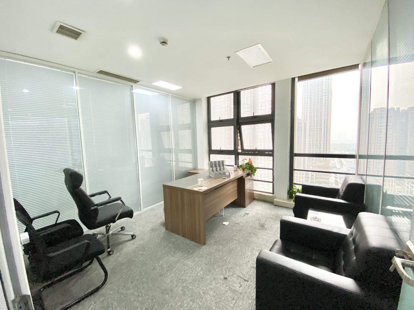 高新区世纪城地铁口蜀都中心337精装办公室带家具 户型方正 采光通透