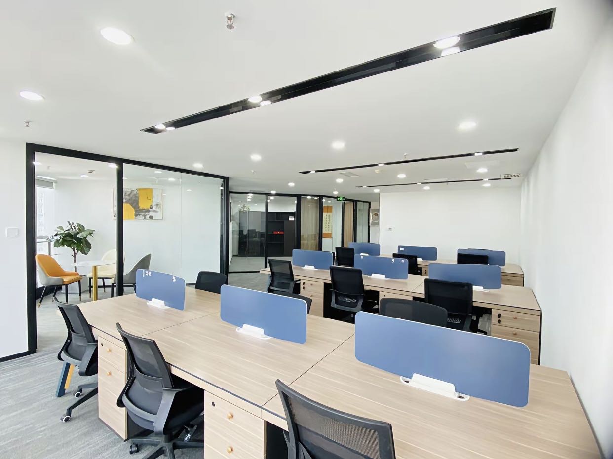 市中心双地铁口 195平 3隔间18工位 周末有空调 精装带家具 时代广场办公室出租