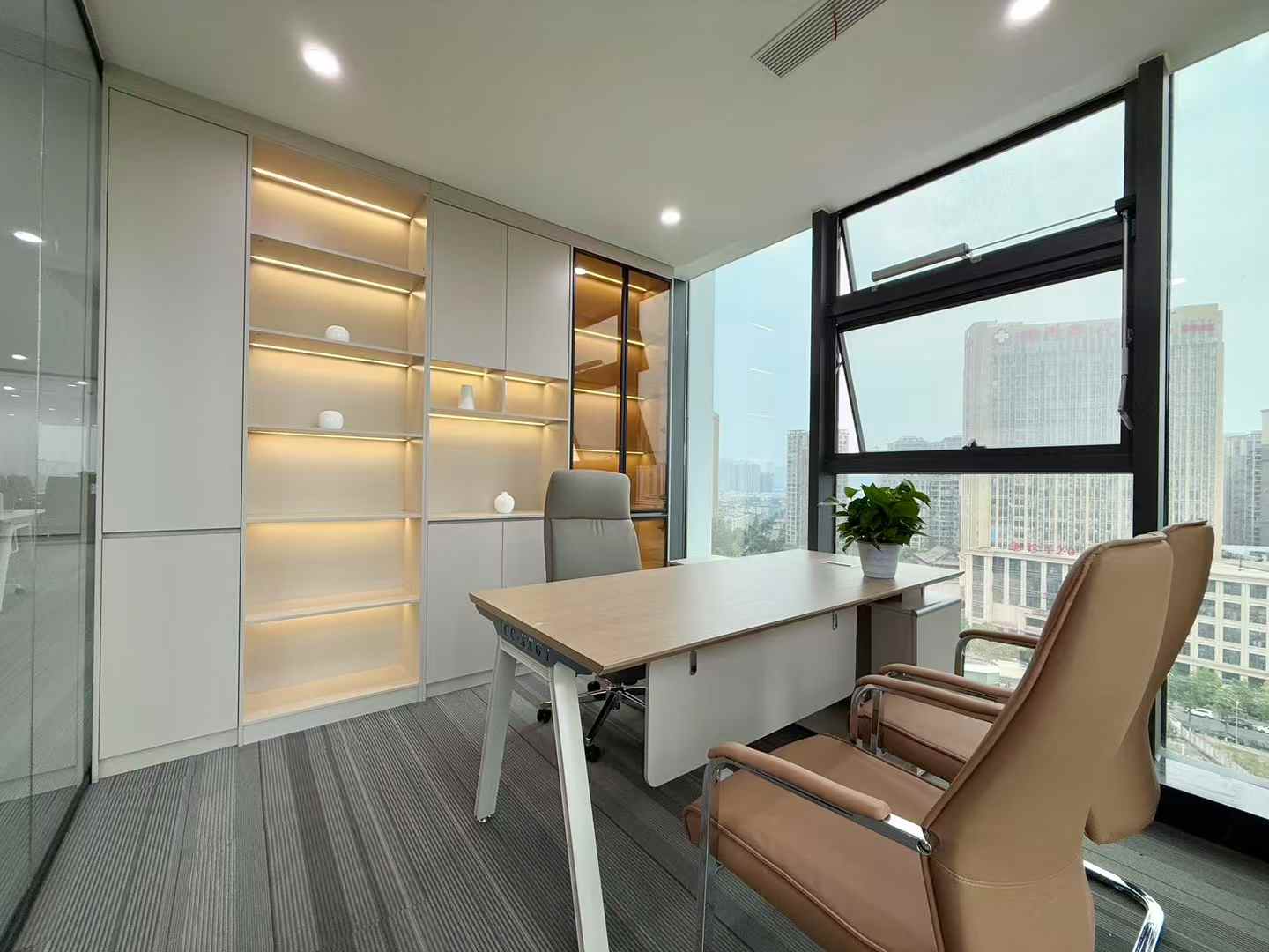 中和6号线张家寺地铁口 302平方 双面采光 5隔间工位 地铁口无加时费 香榭国际办公室出租