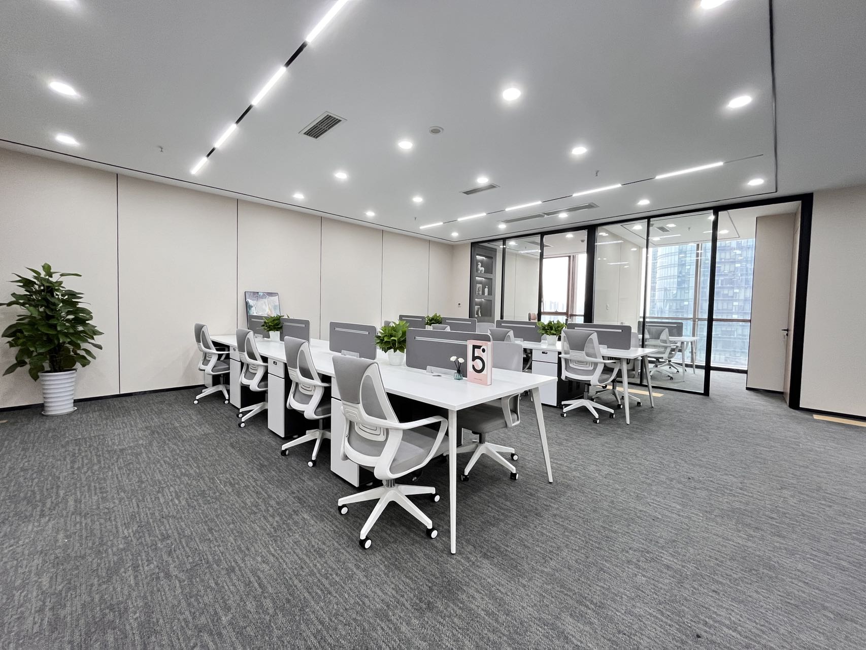 高新区世纪城地铁口 246平方 4隔间25工位 精装带家具 电梯口 周边配套服务完善 东方希望天祥办公室出租