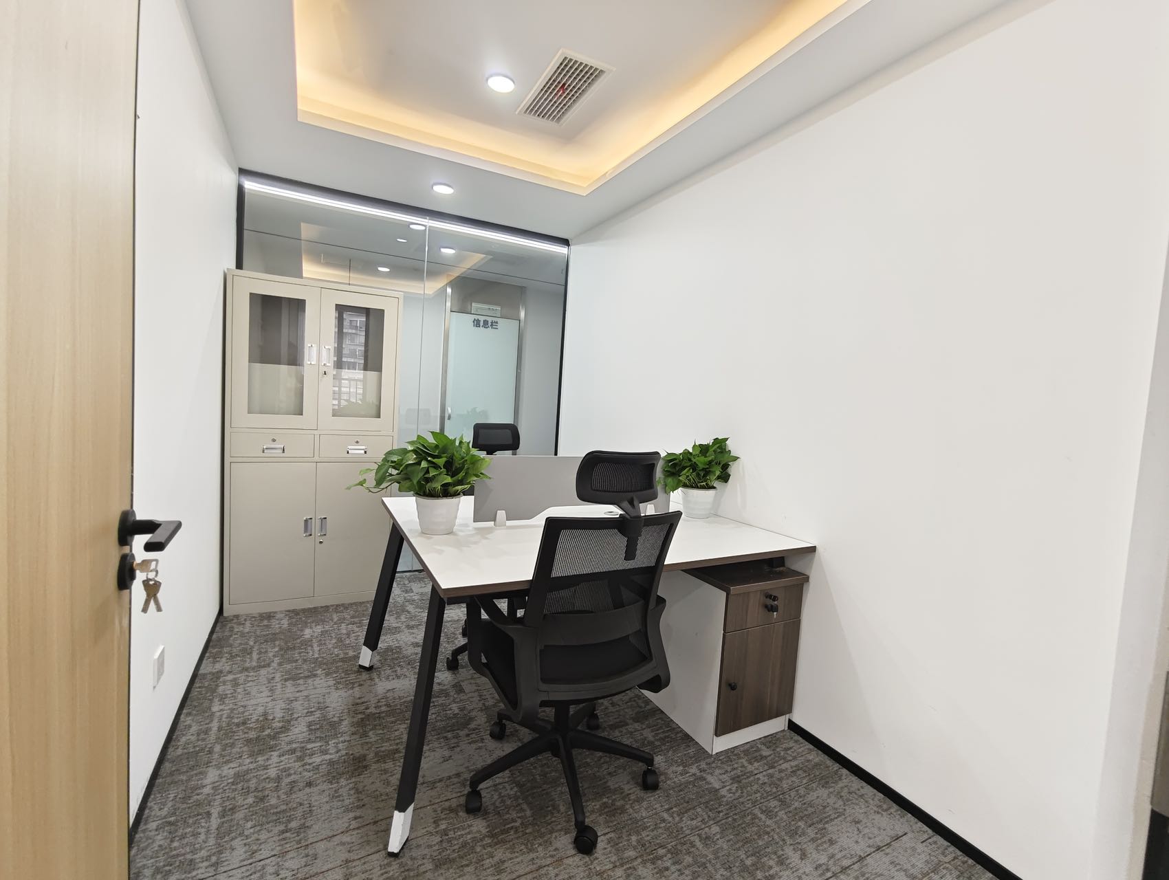 东门大桥地铁上盖 按套出租 5隔间23工位 报价含物业费 朝南 户型方正 带前台 东方广场办公室出租