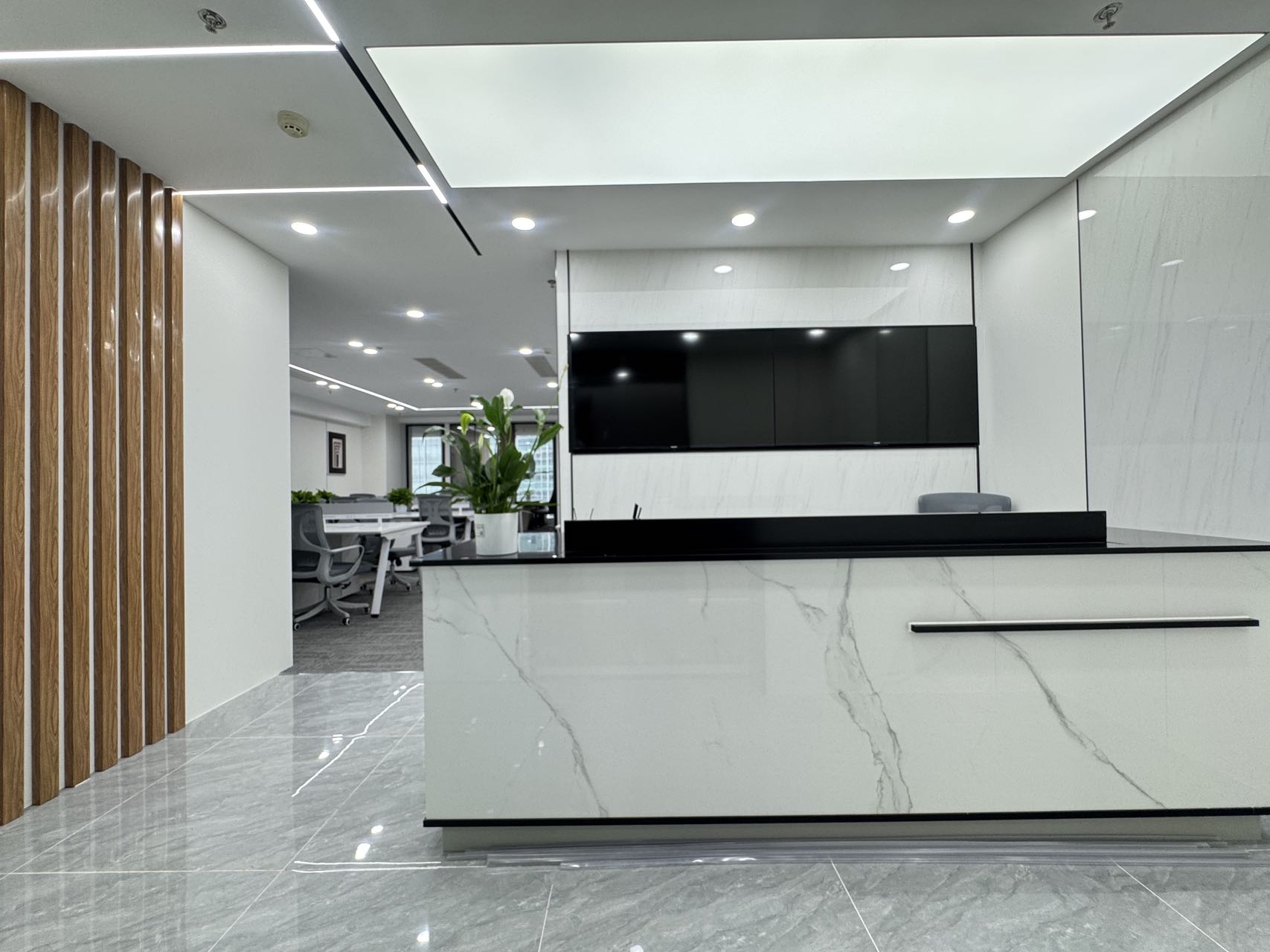 春熙路甲写精装正对电梯口 282平 4隔间28工位 工区24小时空调 大老板间 带共享会议室茶室 银石广场办公室出租